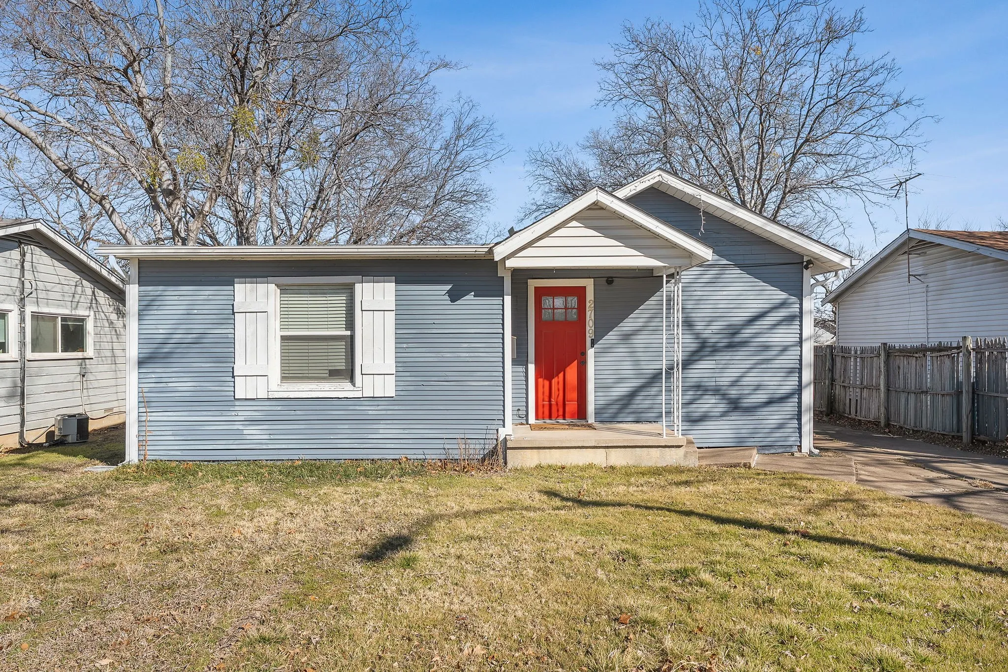 Single Family Residence For Sale in Tarrant County , 2709 Townsend Drive, Fort Worth, Texas 76110, 2 Bedroom, 1 Bathroom, 1 Garage spaces, 938 Sqft, built in 1930, Preowned, mls#21175189, Real Estate Agent in Fort Worth, Homes For Sale in Tarrant county, Homes For Sale in Fort Worth, Realtor in Fort Worth Texas, Real Estate Brokerage Independent Realty Texas, Luminita Cordes Realtor