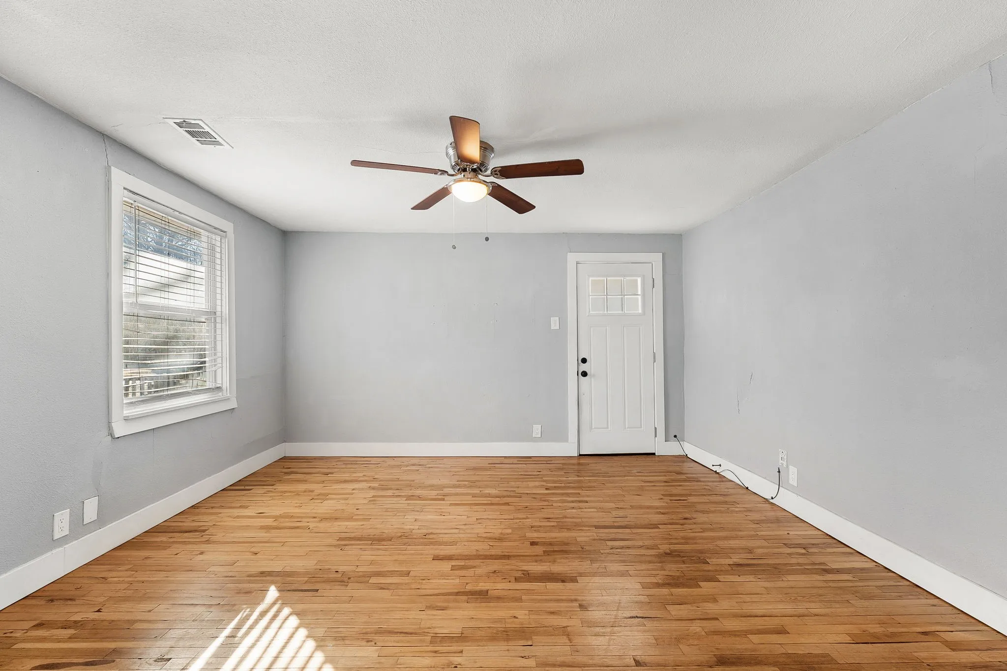 Single Family Residence For Sale in Tarrant County , 2709 Townsend Drive, Fort Worth, Texas 76110, 2 Bedroom, 1 Bathroom, 1 Garage spaces, 938 Sqft, built in 1930, Preowned, mls#21175189, Real Estate Agent in Fort Worth, Homes For Sale in Tarrant county, Homes For Sale in Fort Worth, Realtor in Fort Worth Texas, Real Estate Brokerage Independent Realty Texas, Luminita Cordes Realtor