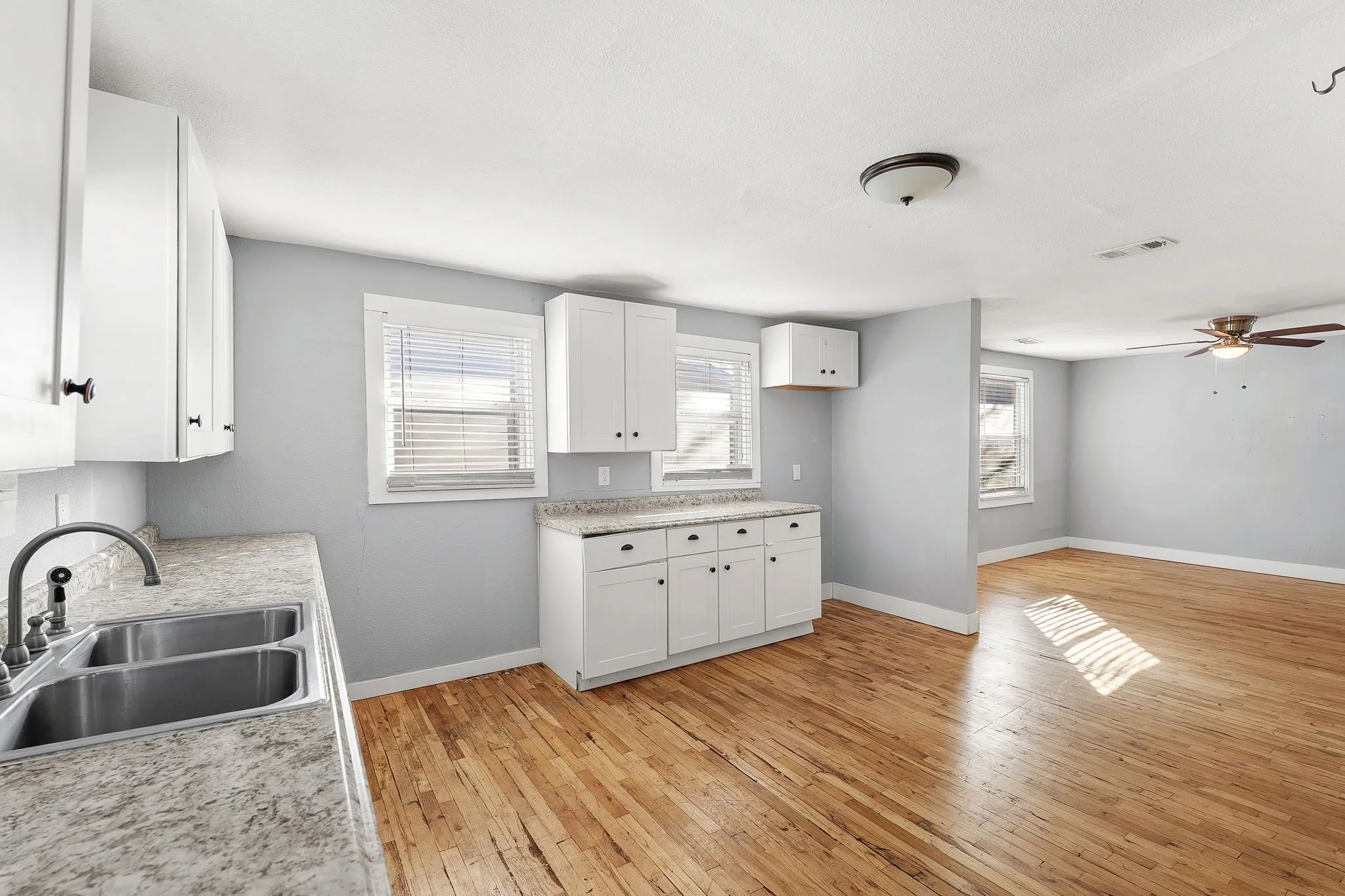 Single Family Residence For Sale in Tarrant County , 2709 Townsend Drive, Fort Worth, Texas 76110, 2 Bedroom, 1 Bathroom, 1 Garage spaces, 938 Sqft, built in 1930, Preowned, mls#21175189, Real Estate Agent in Fort Worth, Homes For Sale in Tarrant county, Homes For Sale in Fort Worth, Realtor in Fort Worth Texas, Real Estate Brokerage Independent Realty Texas, Luminita Cordes Realtor