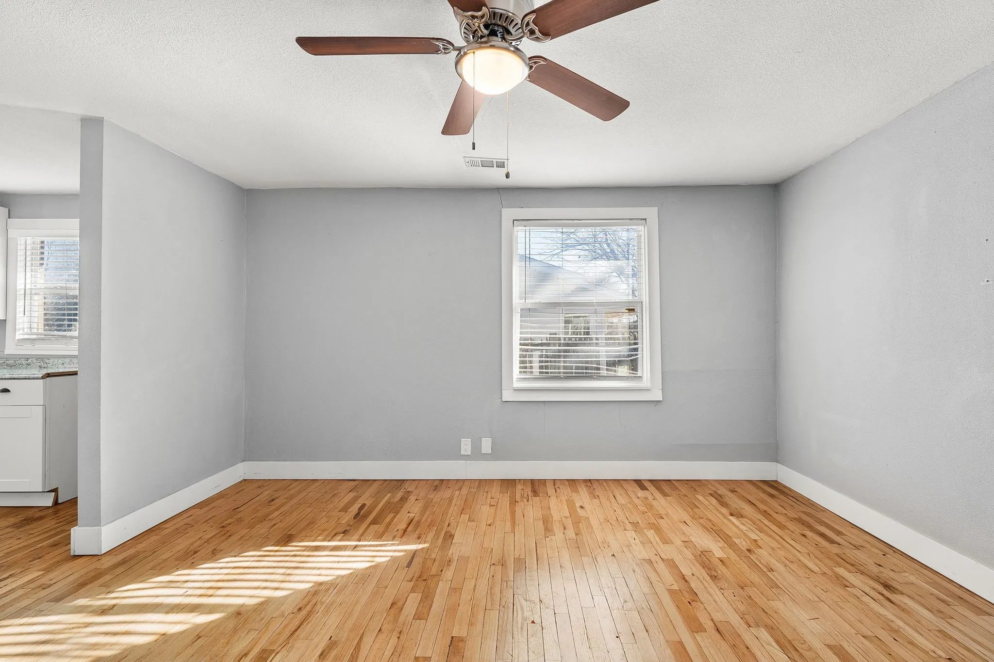 Single Family Residence For Sale in Tarrant County , 2709 Townsend Drive, Fort Worth, Texas 76110, 2 Bedroom, 1 Bathroom, 1 Garage spaces, 938 Sqft, built in 1930, Preowned, mls#21175189, Real Estate Agent in Fort Worth, Homes For Sale in Tarrant county, Homes For Sale in Fort Worth, Realtor in Fort Worth Texas, Real Estate Brokerage Independent Realty Texas, Luminita Cordes Realtor