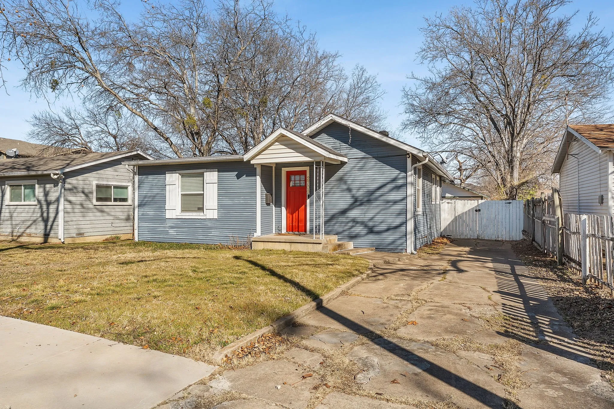 Single Family Residence For Sale in Tarrant County , 2709 Townsend Drive, Fort Worth, Texas 76110, 2 Bedroom, 1 Bathroom, 1 Garage spaces, 938 Sqft, built in 1930, Preowned, mls#21175189, Real Estate Agent in Fort Worth, Homes For Sale in Tarrant county, Homes For Sale in Fort Worth, Realtor in Fort Worth Texas, Real Estate Brokerage Independent Realty Texas, Luminita Cordes Realtor