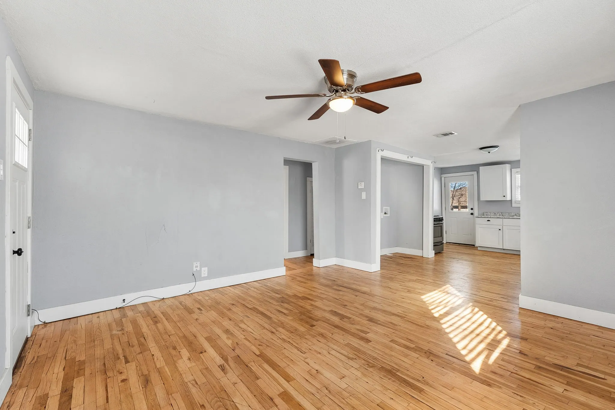 Single Family Residence For Sale in Tarrant County , 2709 Townsend Drive, Fort Worth, Texas 76110, 2 Bedroom, 1 Bathroom, 1 Garage spaces, 938 Sqft, built in 1930, Preowned, mls#21175189, Real Estate Agent in Fort Worth, Homes For Sale in Tarrant county, Homes For Sale in Fort Worth, Realtor in Fort Worth Texas, Real Estate Brokerage Independent Realty Texas, Luminita Cordes Realtor