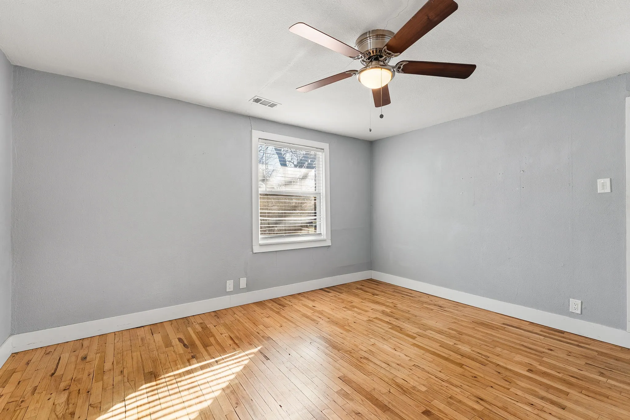 Single Family Residence For Sale in Tarrant County , 2709 Townsend Drive, Fort Worth, Texas 76110, 2 Bedroom, 1 Bathroom, 1 Garage spaces, 938 Sqft, built in 1930, Preowned, mls#21175189, Real Estate Agent in Fort Worth, Homes For Sale in Tarrant county, Homes For Sale in Fort Worth, Realtor in Fort Worth Texas, Real Estate Brokerage Independent Realty Texas, Luminita Cordes Realtor