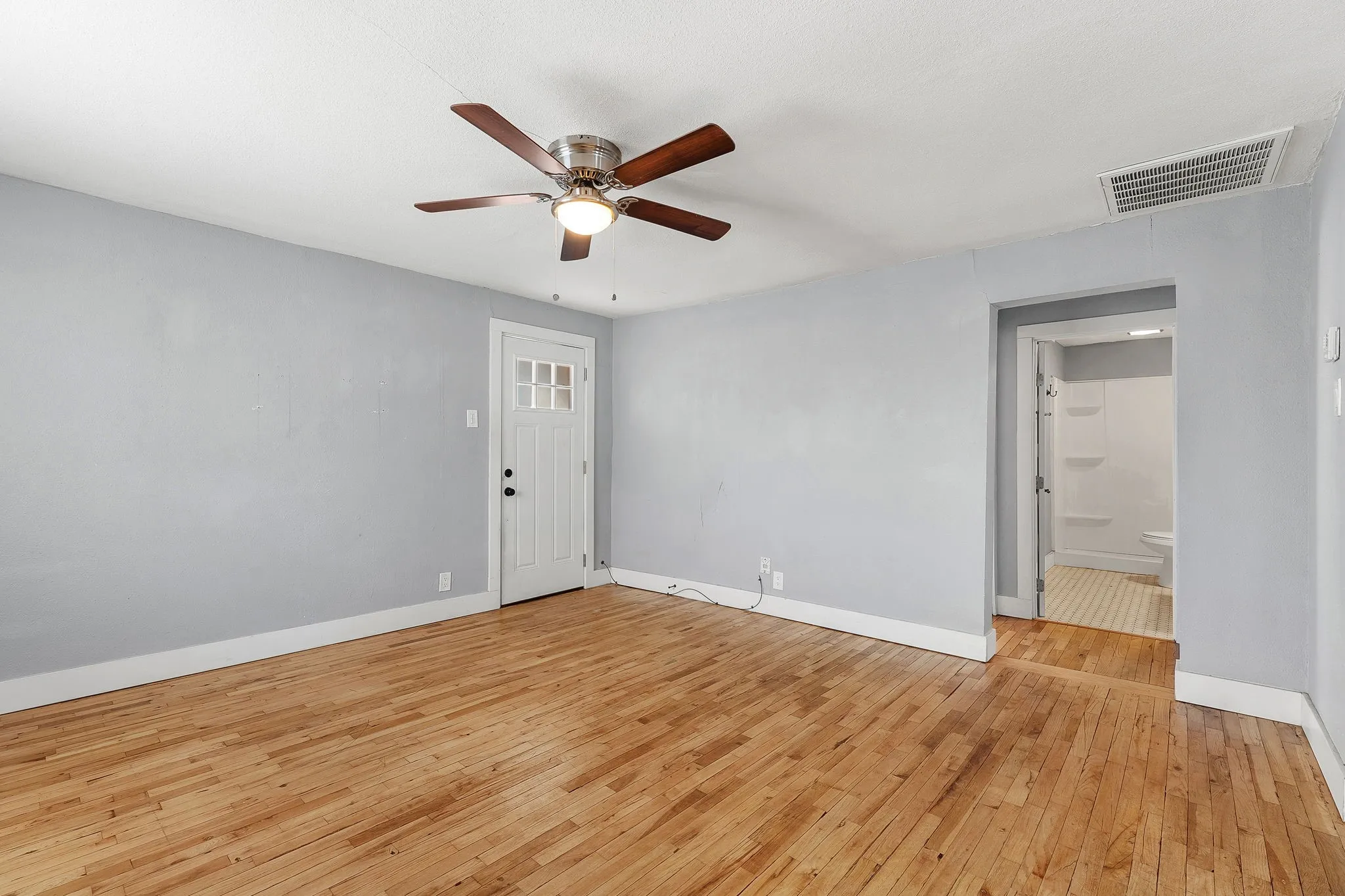 Single Family Residence For Sale in Tarrant County , 2709 Townsend Drive, Fort Worth, Texas 76110, 2 Bedroom, 1 Bathroom, 1 Garage spaces, 938 Sqft, built in 1930, Preowned, mls#21175189, Real Estate Agent in Fort Worth, Homes For Sale in Tarrant county, Homes For Sale in Fort Worth, Realtor in Fort Worth Texas, Real Estate Brokerage Independent Realty Texas, Luminita Cordes Realtor
