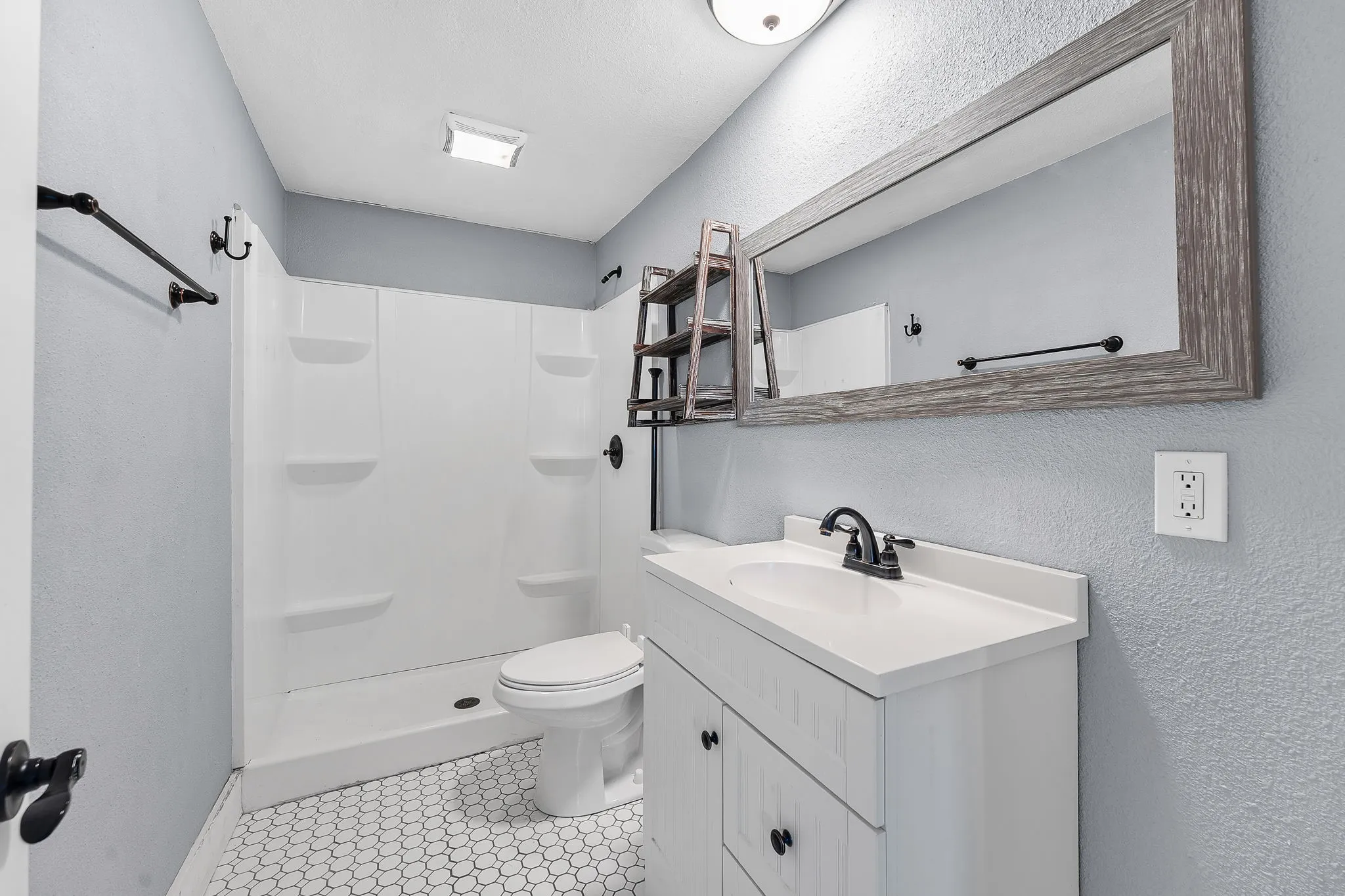 Single Family Residence For Sale in Tarrant County , 2709 Townsend Drive, Fort Worth, Texas 76110, 2 Bedroom, 1 Bathroom, 1 Garage spaces, 938 Sqft, built in 1930, Preowned, mls#21175189, Real Estate Agent in Fort Worth, Homes For Sale in Tarrant county, Homes For Sale in Fort Worth, Realtor in Fort Worth Texas, Real Estate Brokerage Independent Realty Texas, Luminita Cordes Realtor