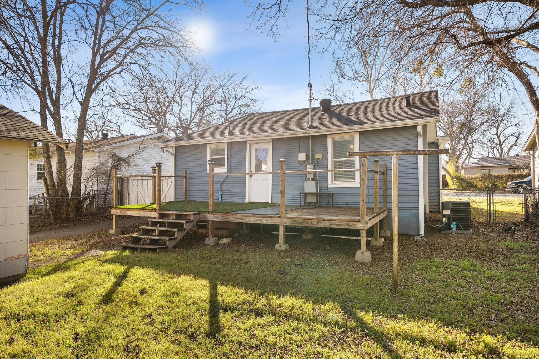 Single Family Residence For Sale in Tarrant County , 2709 Townsend Drive, Fort Worth, Texas 76110, 2 Bedroom, 1 Bathroom, 1 Garage spaces, 938 Sqft, built in 1930, Preowned, mls#21175189, Real Estate Agent in Fort Worth, Homes For Sale in Tarrant county, Homes For Sale in Fort Worth, Realtor in Fort Worth Texas, Real Estate Brokerage Independent Realty Texas, Luminita Cordes Realtor