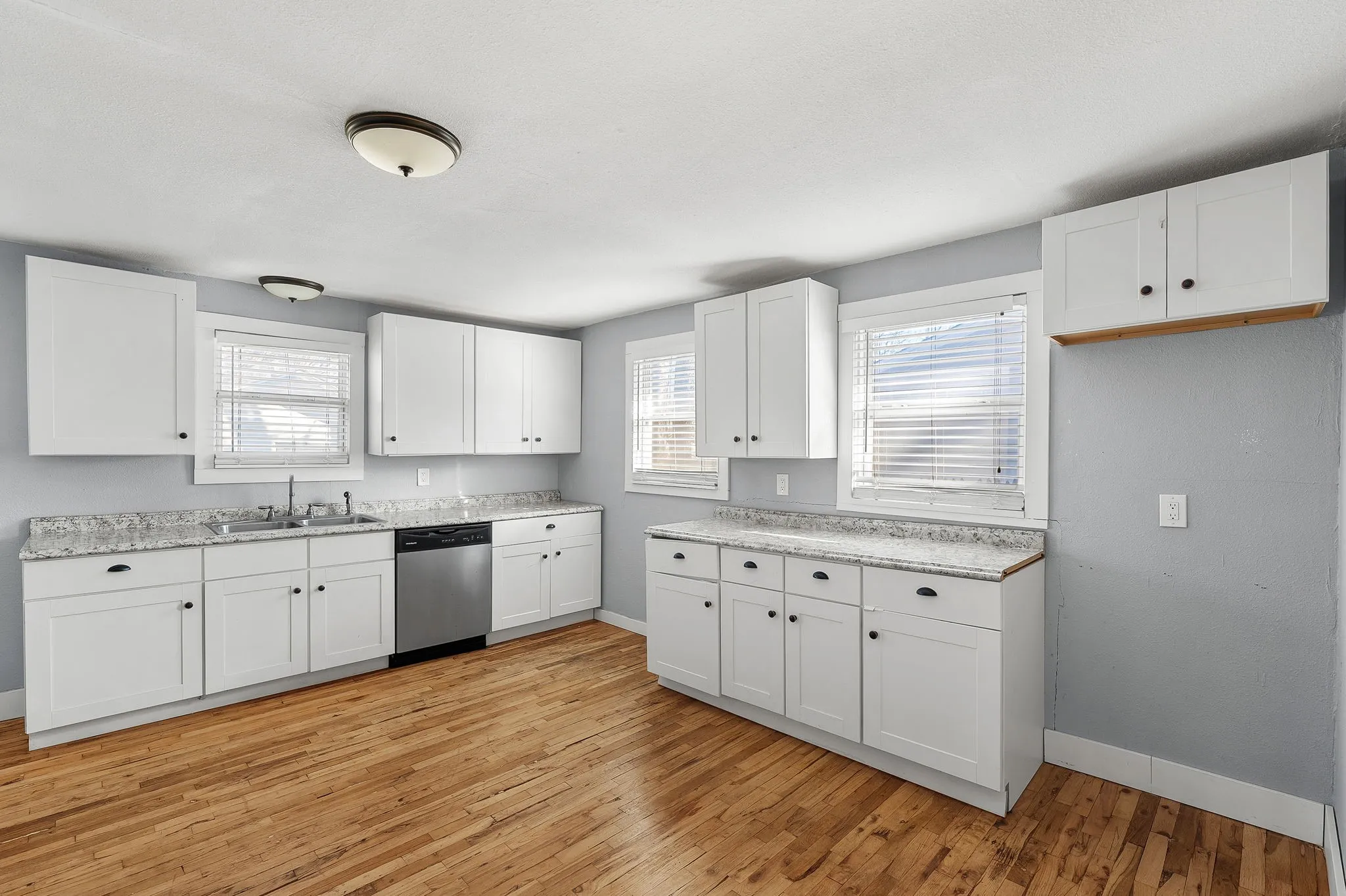 Single Family Residence For Sale in Tarrant County , 2709 Townsend Drive, Fort Worth, Texas 76110, 2 Bedroom, 1 Bathroom, 1 Garage spaces, 938 Sqft, built in 1930, Preowned, mls#21175189, Real Estate Agent in Fort Worth, Homes For Sale in Tarrant county, Homes For Sale in Fort Worth, Realtor in Fort Worth Texas, Real Estate Brokerage Independent Realty Texas, Luminita Cordes Realtor