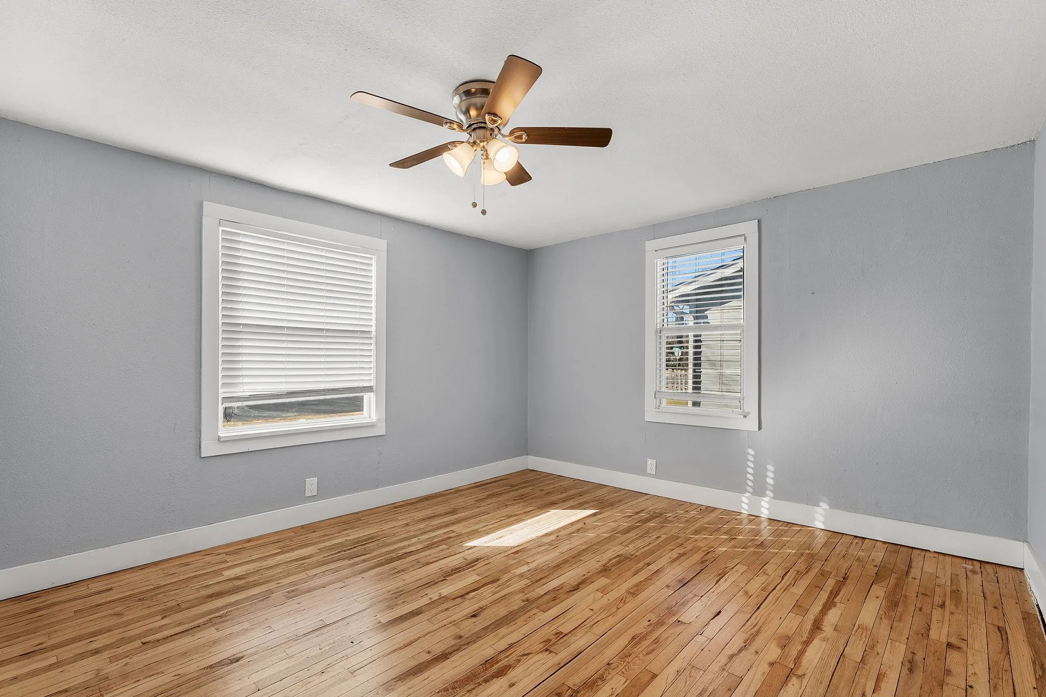 Single Family Residence For Sale in Tarrant County , 2709 Townsend Drive, Fort Worth, Texas 76110, 2 Bedroom, 1 Bathroom, 1 Garage spaces, 938 Sqft, built in 1930, Preowned, mls#21175189, Real Estate Agent in Fort Worth, Homes For Sale in Tarrant county, Homes For Sale in Fort Worth, Realtor in Fort Worth Texas, Real Estate Brokerage Independent Realty Texas, Luminita Cordes Realtor