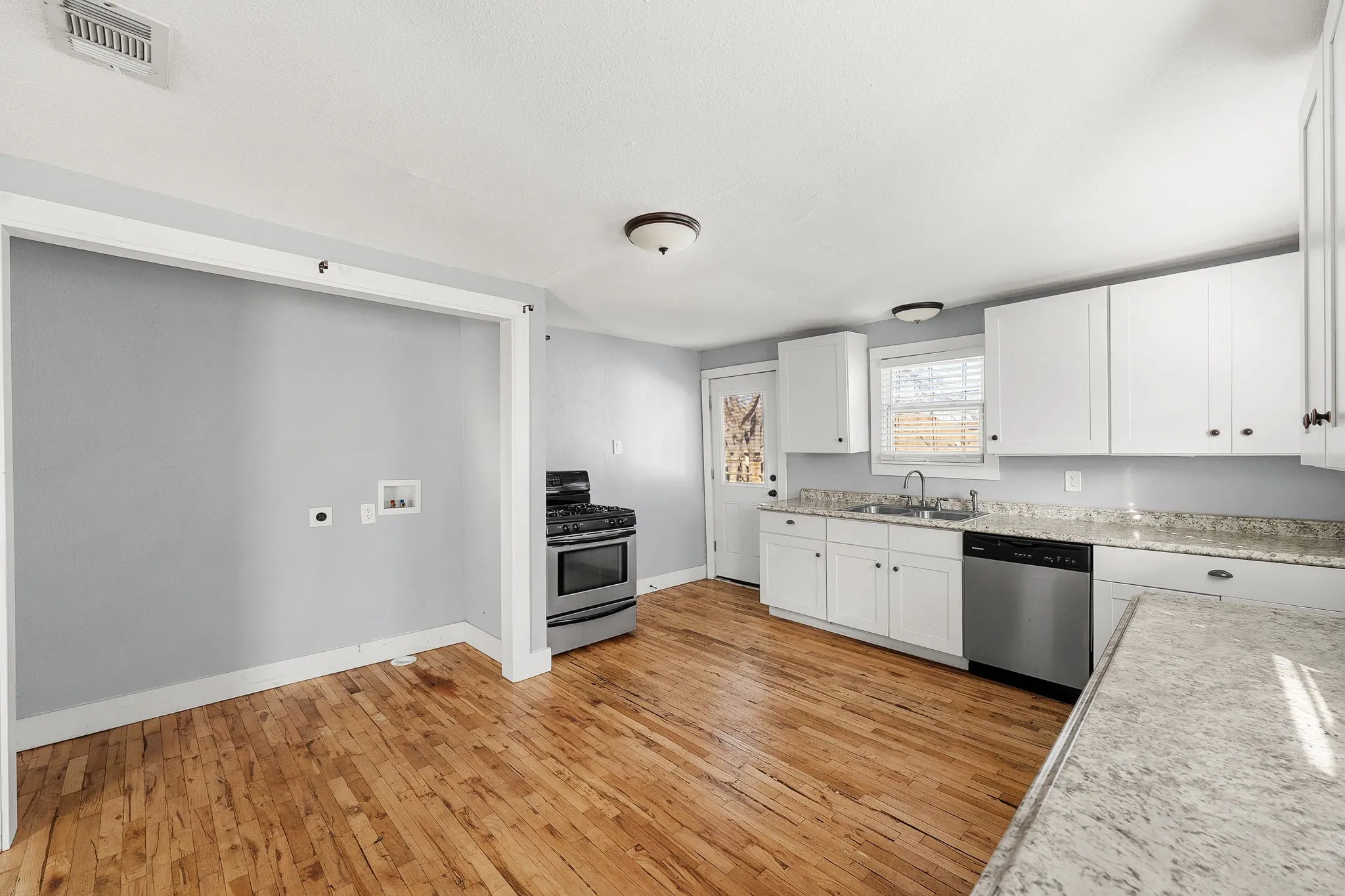 Single Family Residence For Sale in Tarrant County , 2709 Townsend Drive, Fort Worth, Texas 76110, 2 Bedroom, 1 Bathroom, 1 Garage spaces, 938 Sqft, built in 1930, Preowned, mls#21175189, Real Estate Agent in Fort Worth, Homes For Sale in Tarrant county, Homes For Sale in Fort Worth, Realtor in Fort Worth Texas, Real Estate Brokerage Independent Realty Texas, Luminita Cordes Realtor