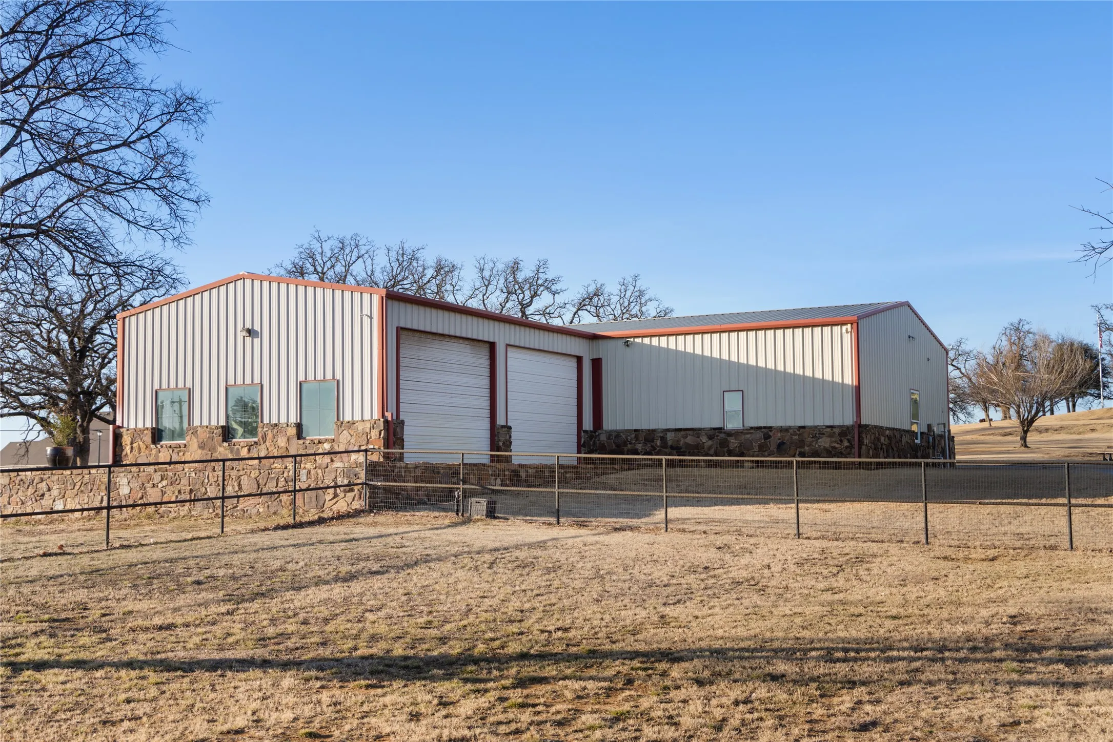 Large Workshop for Housing Equipment and Office