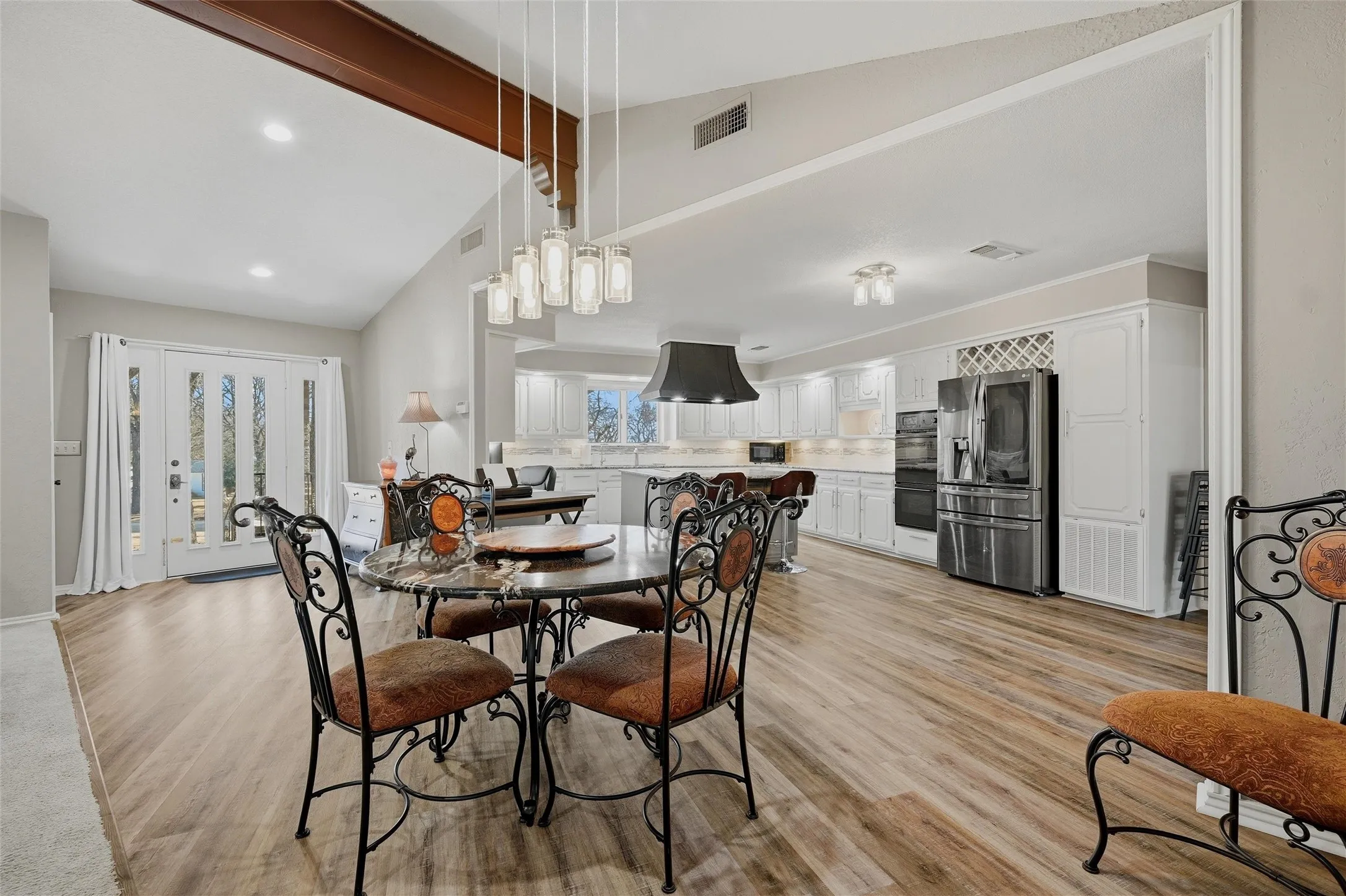Single Family Residence For Sale in Cooke County , 231 Cayuga Trail, Lake Kiowa, Texas 76240, 2 Bedroom, 3 Bathroom, 2 Garage spaces, 2,422 Sqft, built in 1983, Preowned, mls#21178290, Real Estate Agent in Lake Kiowa, Homes For Sale in Cooke county, Homes For Sale in Lake Kiowa, Realtor in Lake Kiowa Texas, Real Estate Brokerage Independent Realty Texas, Luminita Cordes Realtor