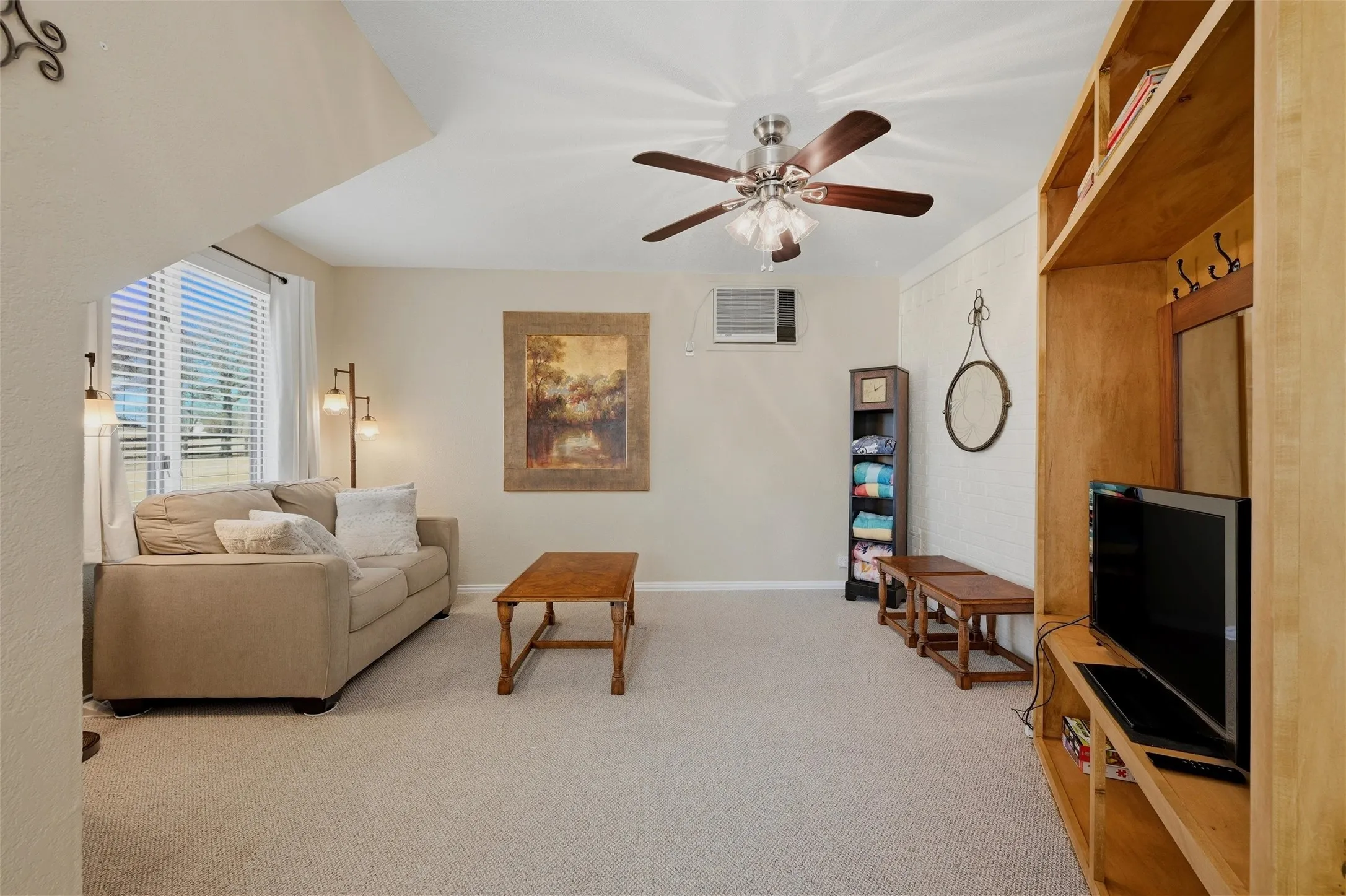 Single Family Residence For Sale in Cooke County , 231 Cayuga Trail, Lake Kiowa, Texas 76240, 2 Bedroom, 3 Bathroom, 2 Garage spaces, 2,422 Sqft, built in 1983, Preowned, mls#21178290, Real Estate Agent in Lake Kiowa, Homes For Sale in Cooke county, Homes For Sale in Lake Kiowa, Realtor in Lake Kiowa Texas, Real Estate Brokerage Independent Realty Texas, Luminita Cordes Realtor