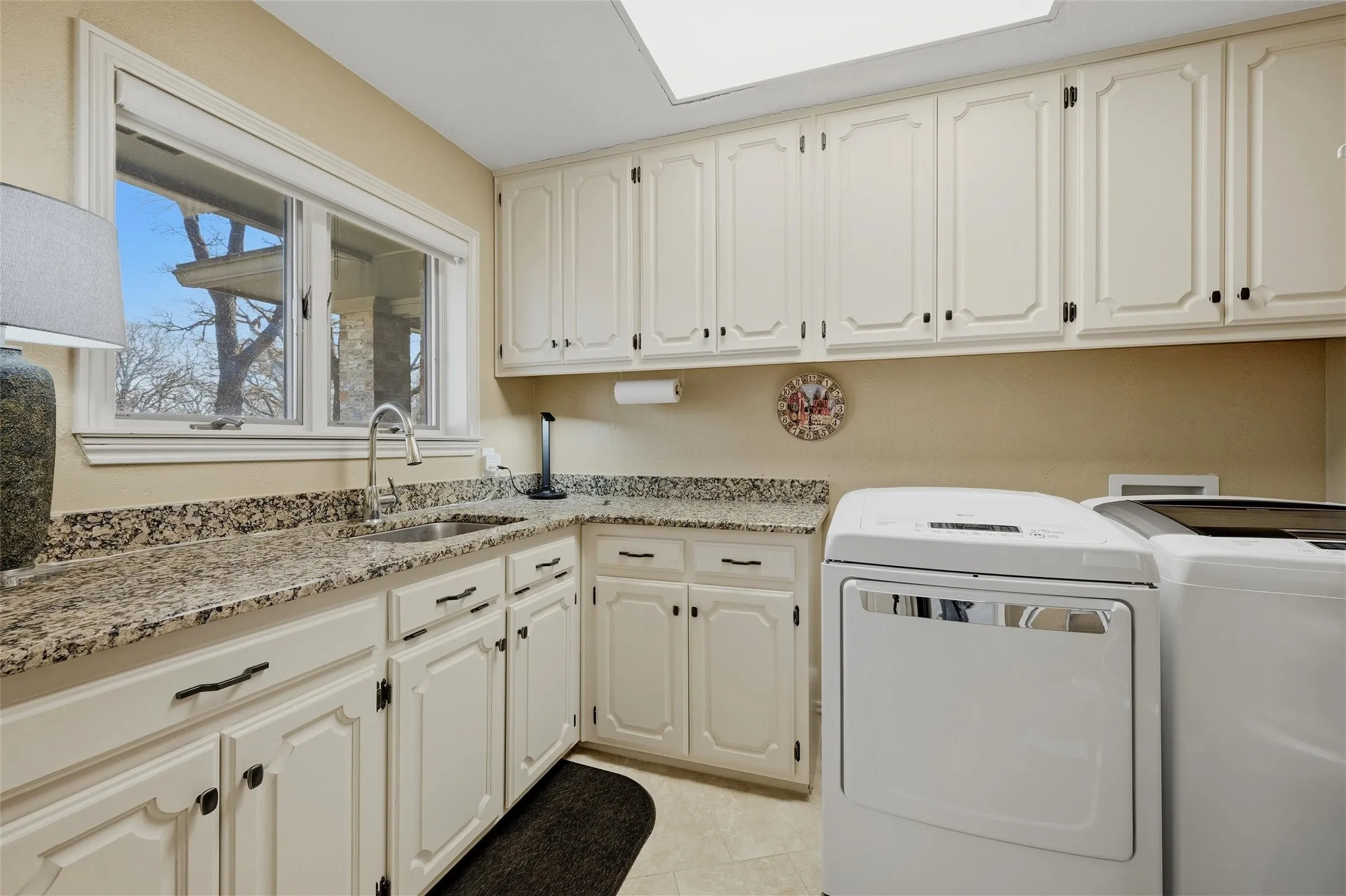 Single Family Residence For Sale in Cooke County , 231 Cayuga Trail, Lake Kiowa, Texas 76240, 2 Bedroom, 3 Bathroom, 2 Garage spaces, 2,422 Sqft, built in 1983, Preowned, mls#21178290, Real Estate Agent in Lake Kiowa, Homes For Sale in Cooke county, Homes For Sale in Lake Kiowa, Realtor in Lake Kiowa Texas, Real Estate Brokerage Independent Realty Texas, Luminita Cordes Realtor
