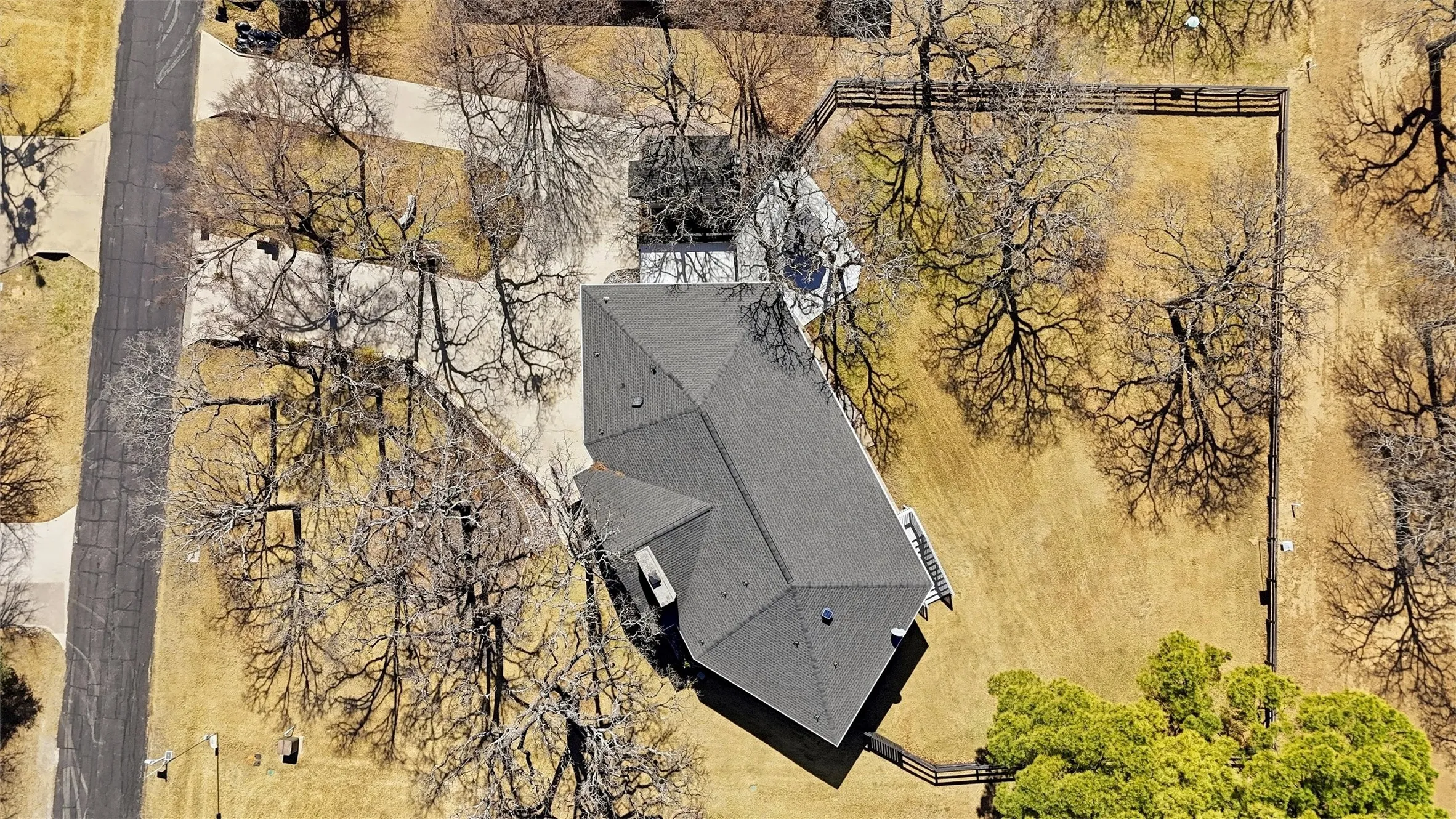 Single Family Residence For Sale in Cooke County , 231 Cayuga Trail, Lake Kiowa, Texas 76240, 2 Bedroom, 3 Bathroom, 2 Garage spaces, 2,422 Sqft, built in 1983, Preowned, mls#21178290, Real Estate Agent in Lake Kiowa, Homes For Sale in Cooke county, Homes For Sale in Lake Kiowa, Realtor in Lake Kiowa Texas, Real Estate Brokerage Independent Realty Texas, Luminita Cordes Realtor