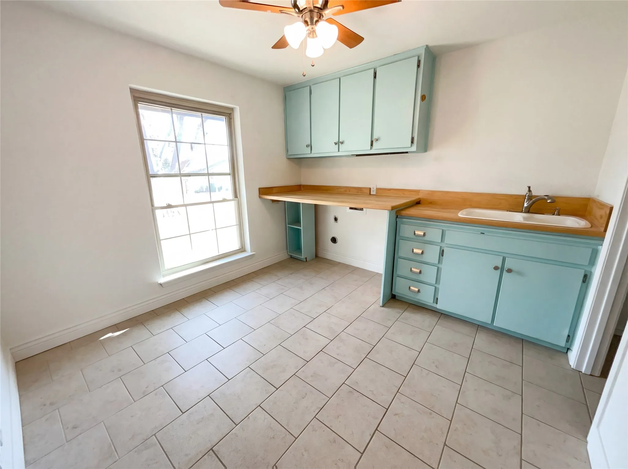 Single Family Residence For Sale in Tarrant County , 401 Kenshire Drive, Benbrook, Texas 76126, 4 Bedroom, 3 Bathroom, 2 Garage spaces, 2,664 Sqft, built in 1984, Preowned, mls#21178502, Real Estate Agent in Benbrook, Homes For Sale in Tarrant county, Homes For Sale in Benbrook, Realtor in Benbrook Texas, Real Estate Brokerage Independent Realty Texas, Luminita Cordes Realtor