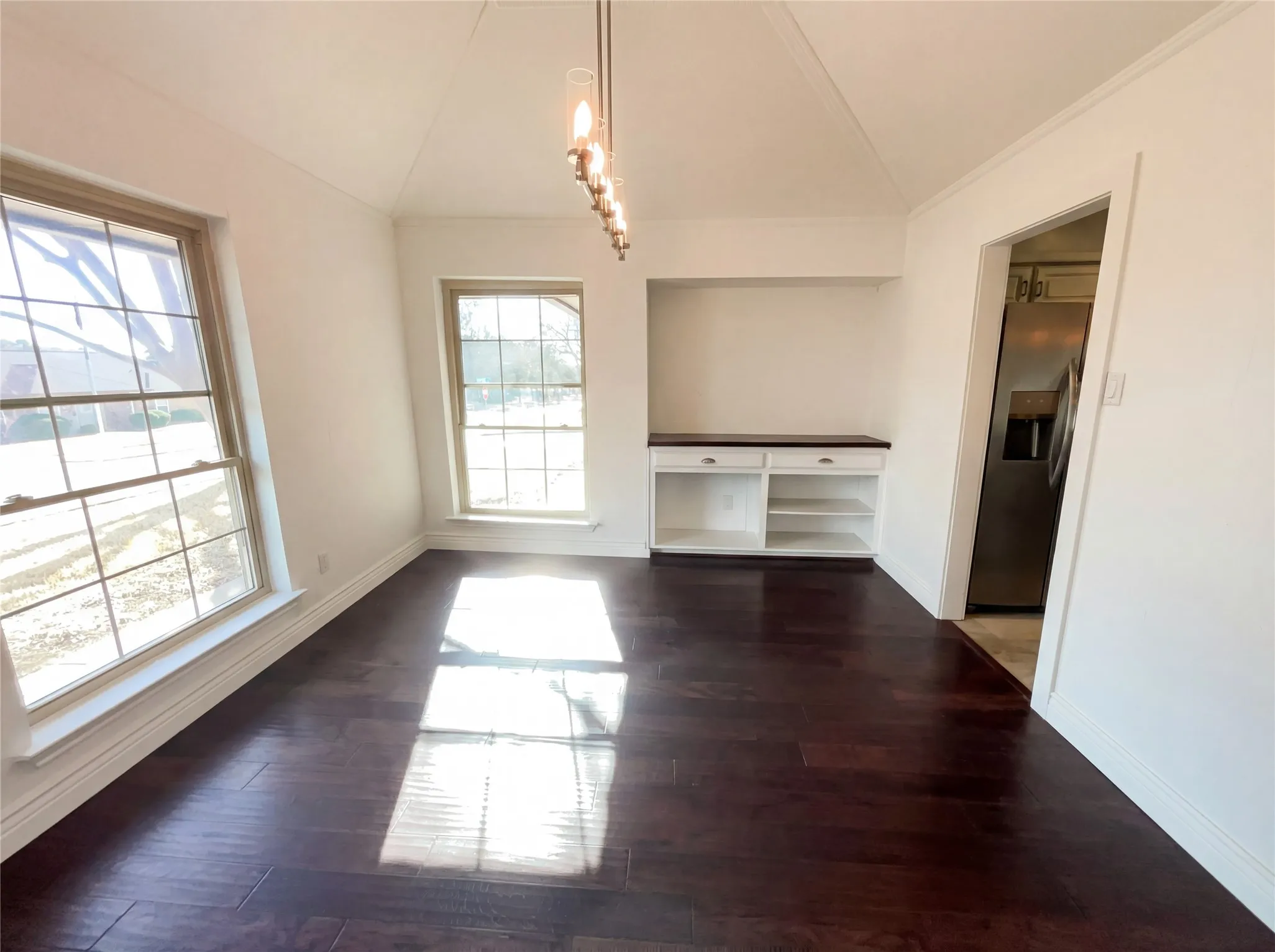 Single Family Residence For Sale in Tarrant County , 401 Kenshire Drive, Benbrook, Texas 76126, 4 Bedroom, 3 Bathroom, 2 Garage spaces, 2,664 Sqft, built in 1984, Preowned, mls#21178502, Real Estate Agent in Benbrook, Homes For Sale in Tarrant county, Homes For Sale in Benbrook, Realtor in Benbrook Texas, Real Estate Brokerage Independent Realty Texas, Luminita Cordes Realtor