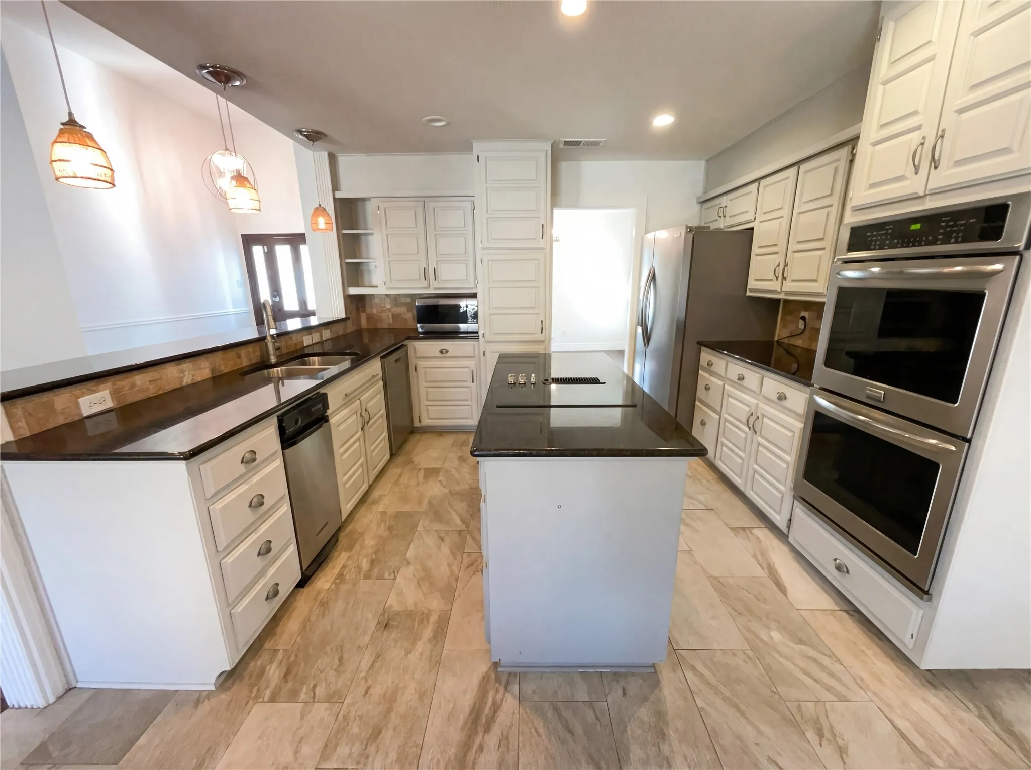 Single Family Residence For Sale in Tarrant County , 401 Kenshire Drive, Benbrook, Texas 76126, 4 Bedroom, 3 Bathroom, 2 Garage spaces, 2,664 Sqft, built in 1984, Preowned, mls#21178502, Real Estate Agent in Benbrook, Homes For Sale in Tarrant county, Homes For Sale in Benbrook, Realtor in Benbrook Texas, Real Estate Brokerage Independent Realty Texas, Luminita Cordes Realtor