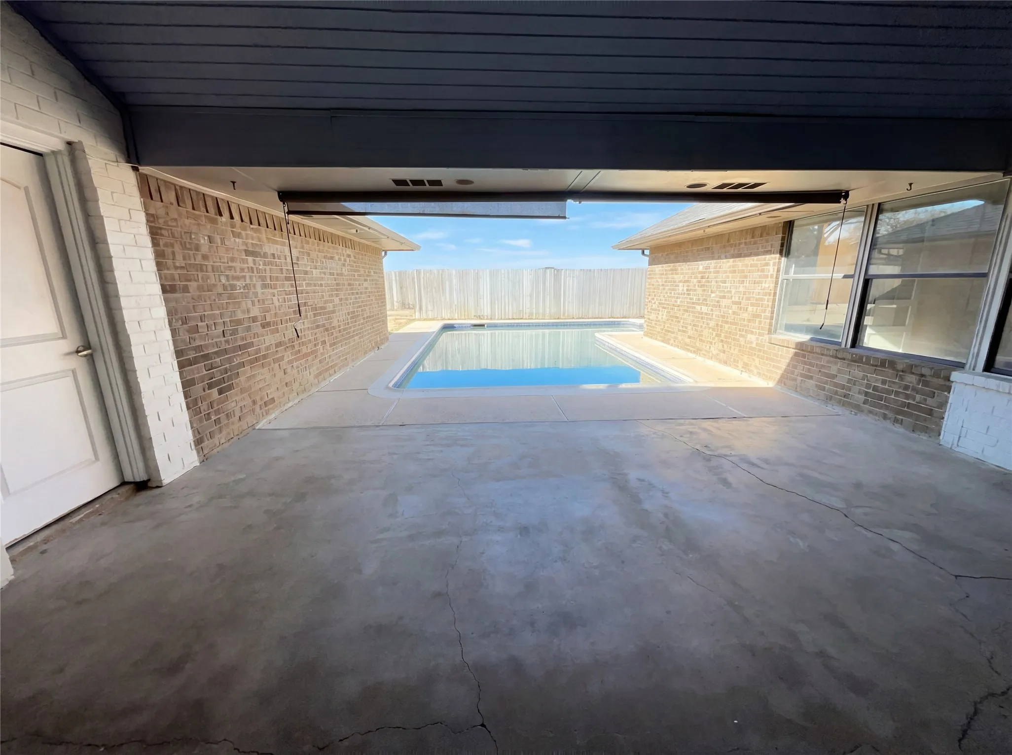 Single Family Residence For Sale in Tarrant County , 401 Kenshire Drive, Benbrook, Texas 76126, 4 Bedroom, 3 Bathroom, 2 Garage spaces, 2,664 Sqft, built in 1984, Preowned, mls#21178502, Real Estate Agent in Benbrook, Homes For Sale in Tarrant county, Homes For Sale in Benbrook, Realtor in Benbrook Texas, Real Estate Brokerage Independent Realty Texas, Luminita Cordes Realtor