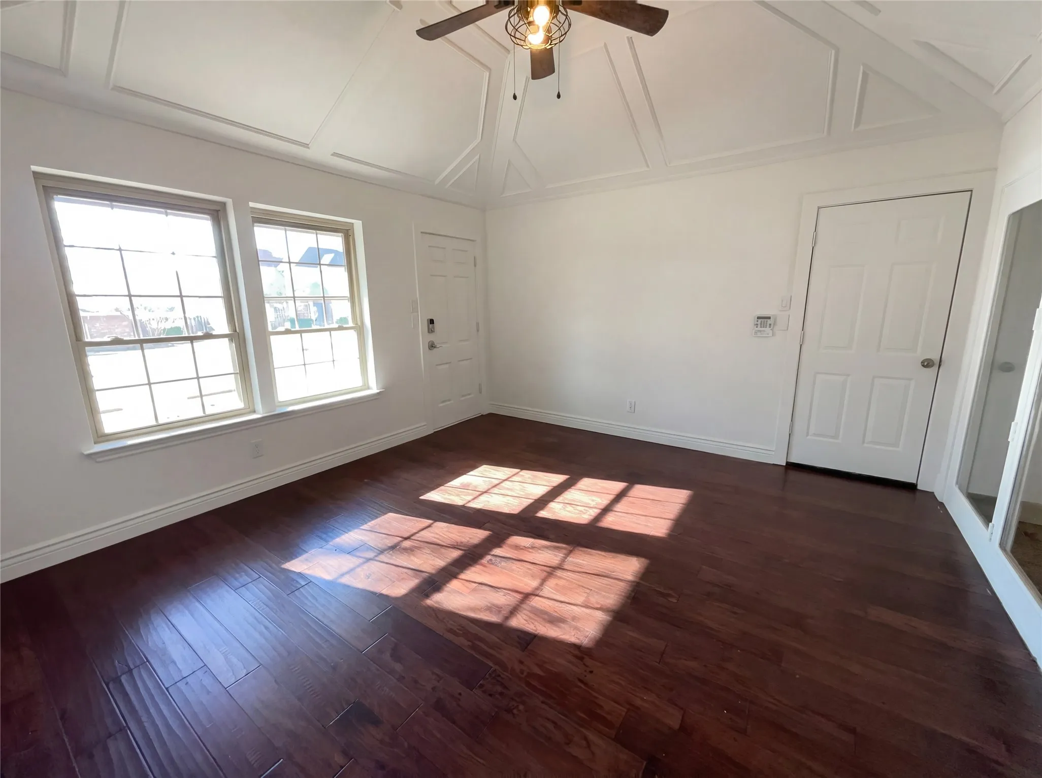 Single Family Residence For Sale in Tarrant County , 401 Kenshire Drive, Benbrook, Texas 76126, 4 Bedroom, 3 Bathroom, 2 Garage spaces, 2,664 Sqft, built in 1984, Preowned, mls#21178502, Real Estate Agent in Benbrook, Homes For Sale in Tarrant county, Homes For Sale in Benbrook, Realtor in Benbrook Texas, Real Estate Brokerage Independent Realty Texas, Luminita Cordes Realtor