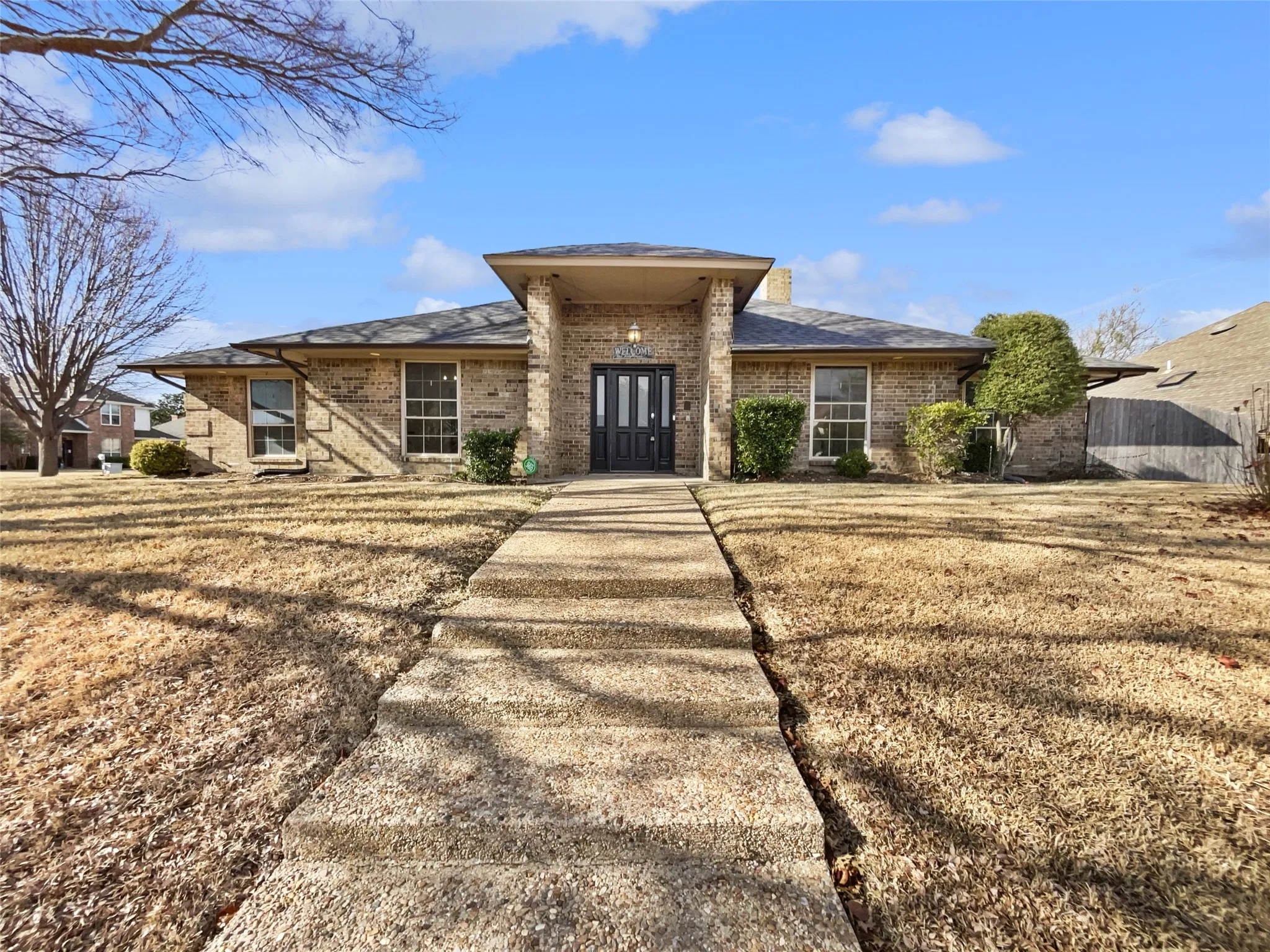 Single Family Residence For Sale in Tarrant County , 401 Kenshire Drive, Benbrook, Texas 76126, 4 Bedroom, 3 Bathroom, 2 Garage spaces, 2,664 Sqft, built in 1984, Preowned, mls#21178502, Real Estate Agent in Benbrook, Homes For Sale in Tarrant county, Homes For Sale in Benbrook, Realtor in Benbrook Texas, Real Estate Brokerage Independent Realty Texas, Luminita Cordes Realtor