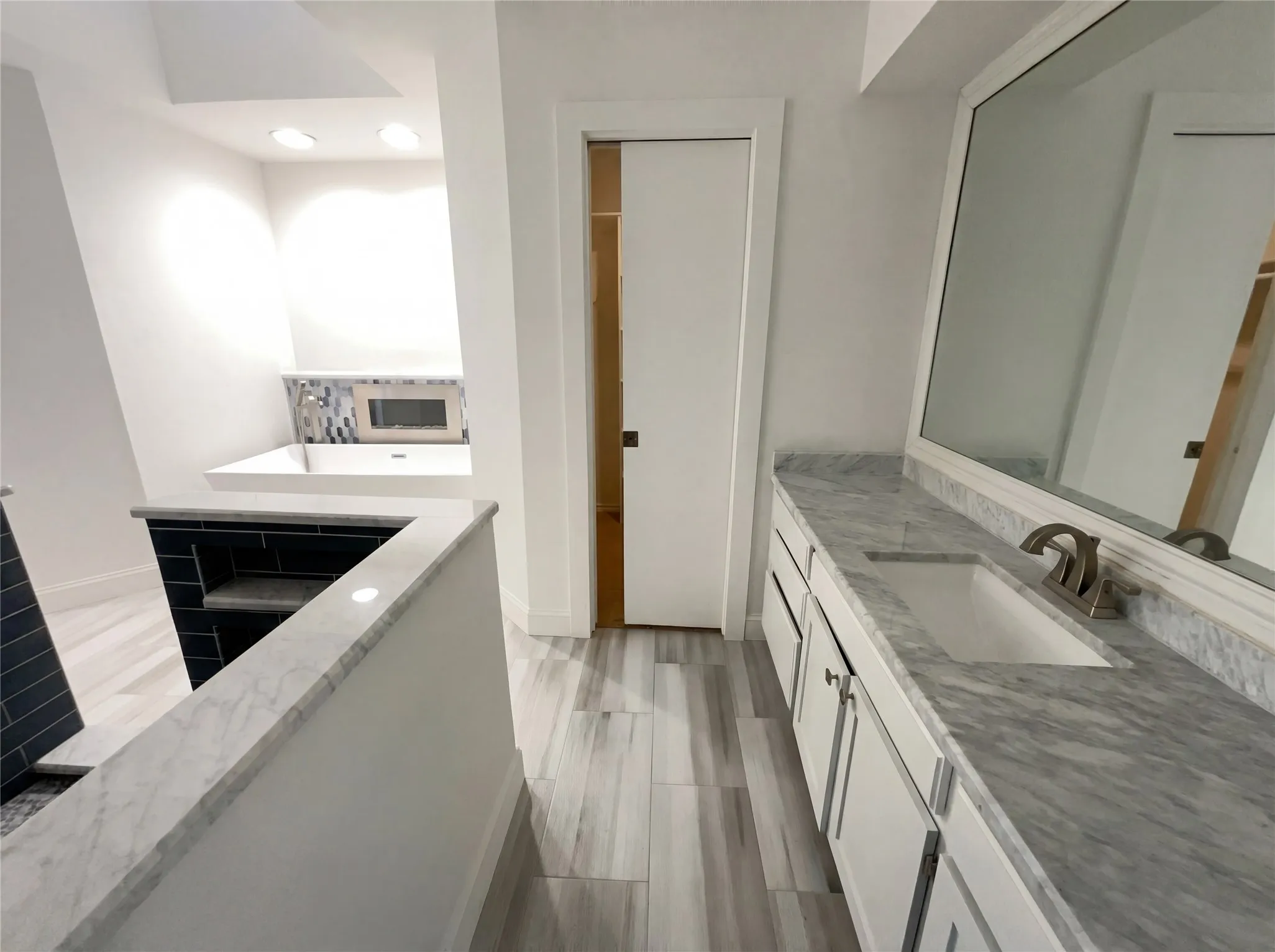 Single Family Residence For Sale in Tarrant County , 401 Kenshire Drive, Benbrook, Texas 76126, 4 Bedroom, 3 Bathroom, 2 Garage spaces, 2,664 Sqft, built in 1984, Preowned, mls#21178502, Real Estate Agent in Benbrook, Homes For Sale in Tarrant county, Homes For Sale in Benbrook, Realtor in Benbrook Texas, Real Estate Brokerage Independent Realty Texas, Luminita Cordes Realtor