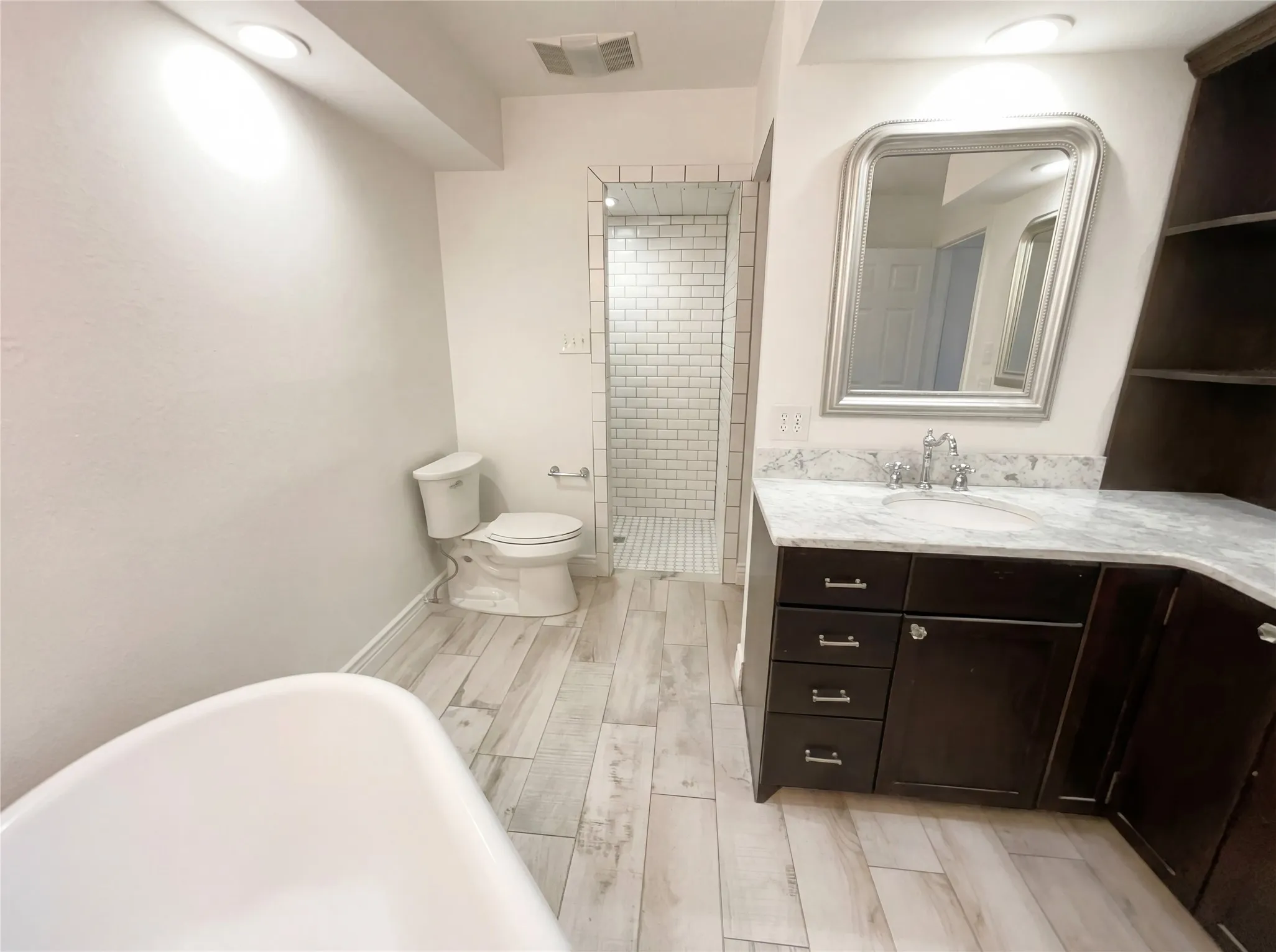 Single Family Residence For Sale in Tarrant County , 401 Kenshire Drive, Benbrook, Texas 76126, 4 Bedroom, 3 Bathroom, 2 Garage spaces, 2,664 Sqft, built in 1984, Preowned, mls#21178502, Real Estate Agent in Benbrook, Homes For Sale in Tarrant county, Homes For Sale in Benbrook, Realtor in Benbrook Texas, Real Estate Brokerage Independent Realty Texas, Luminita Cordes Realtor