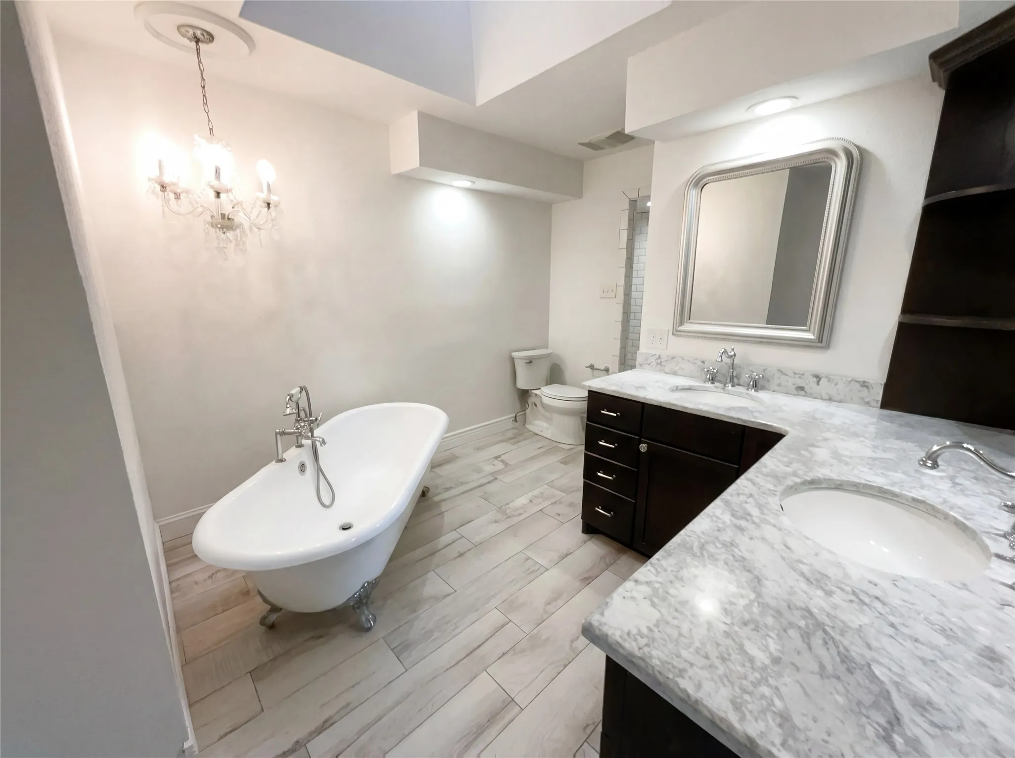 Single Family Residence For Sale in Tarrant County , 401 Kenshire Drive, Benbrook, Texas 76126, 4 Bedroom, 3 Bathroom, 2 Garage spaces, 2,664 Sqft, built in 1984, Preowned, mls#21178502, Real Estate Agent in Benbrook, Homes For Sale in Tarrant county, Homes For Sale in Benbrook, Realtor in Benbrook Texas, Real Estate Brokerage Independent Realty Texas, Luminita Cordes Realtor