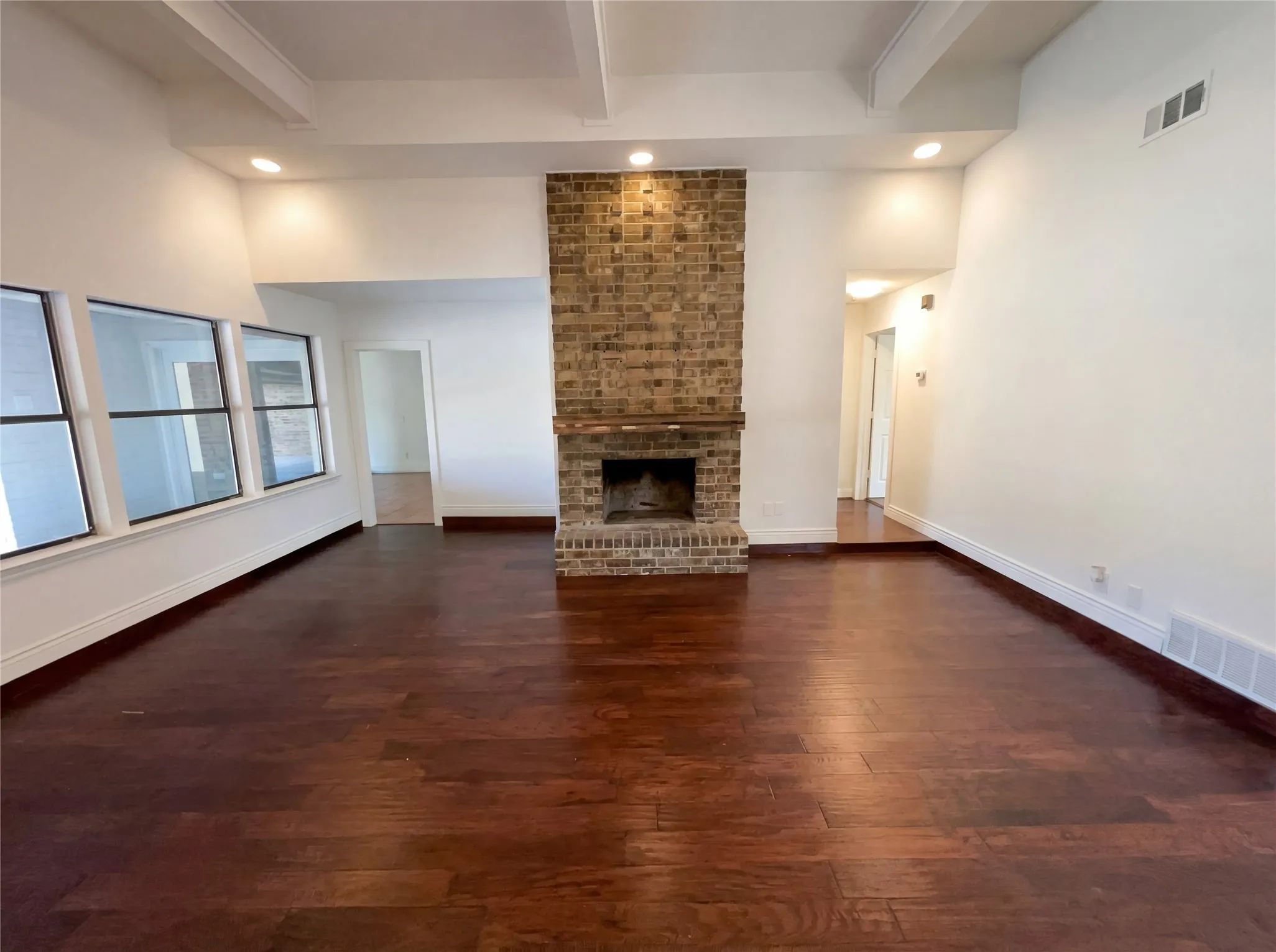 Single Family Residence For Sale in Tarrant County , 401 Kenshire Drive, Benbrook, Texas 76126, 4 Bedroom, 3 Bathroom, 2 Garage spaces, 2,664 Sqft, built in 1984, Preowned, mls#21178502, Real Estate Agent in Benbrook, Homes For Sale in Tarrant county, Homes For Sale in Benbrook, Realtor in Benbrook Texas, Real Estate Brokerage Independent Realty Texas, Luminita Cordes Realtor