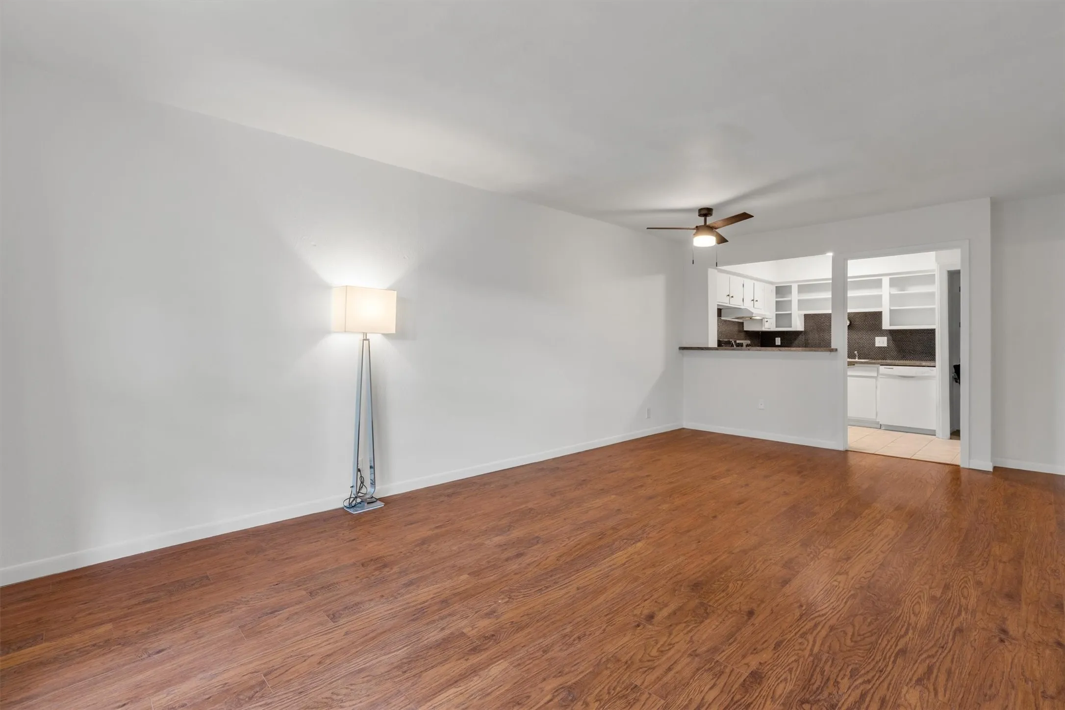 Condominium For Sale in Dallas County , 5305 Fleetwood Oaks Avenue 274, Dallas, Texas 75235, 1 Bedroom, 1 Bathroom, Garage spaces, 695 Sqft, built in 1964, mls#21176185, Real Estate Agent in Dallas, Homes For Sale in Dallas county, Homes For Sale in Dallas, Realtor in Dallas Texas, Real Estate Brokerage Independent Realty Texas, Luminita Cordes Realtor