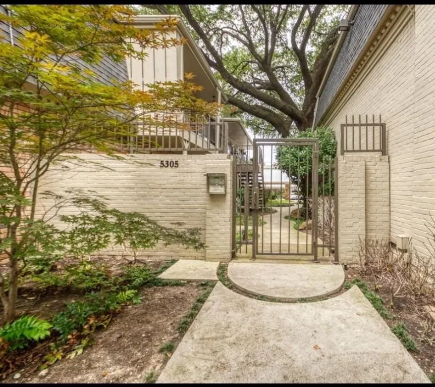 Condominium For Sale in Dallas County , 5305 Fleetwood Oaks Avenue 274, Dallas, Texas 75235, 1 Bedroom, 1 Bathroom, Garage spaces, 695 Sqft, built in 1964, mls#21176185, Real Estate Agent in Dallas, Homes For Sale in Dallas county, Homes For Sale in Dallas, Realtor in Dallas Texas, Real Estate Brokerage Independent Realty Texas, Luminita Cordes Realtor