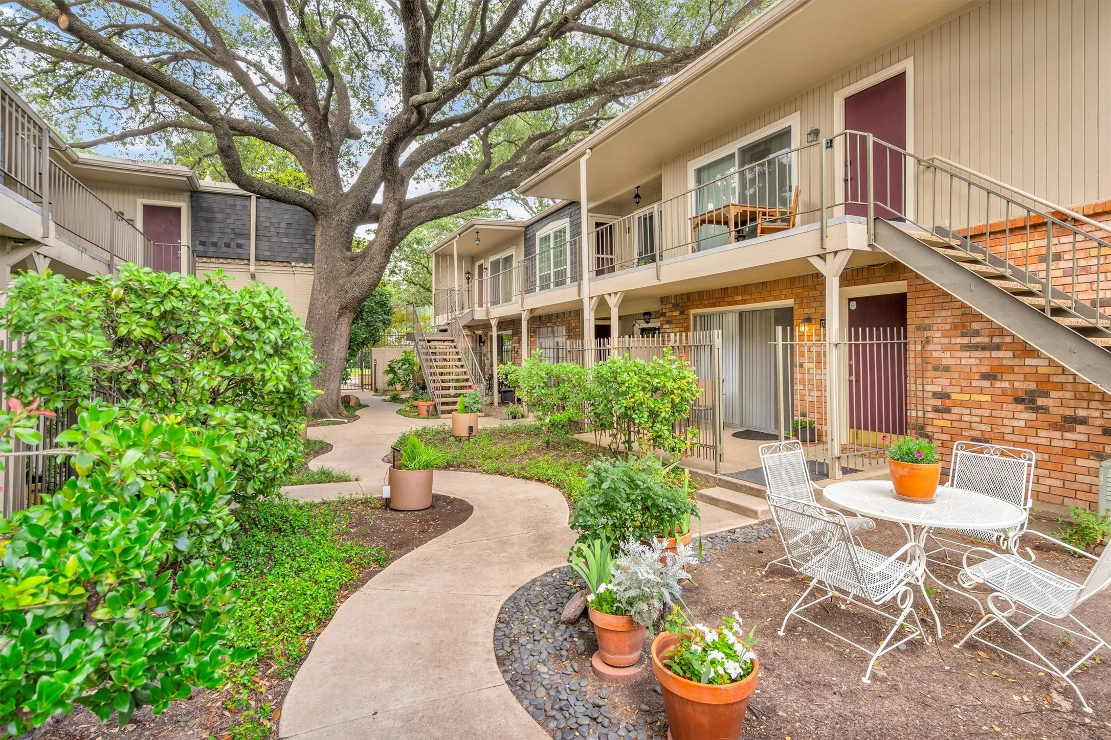 Condominium For Sale in Dallas County , 5305 Fleetwood Oaks Avenue 274, Dallas, Texas 75235, 1 Bedroom, 1 Bathroom, Garage spaces, 695 Sqft, built in 1964, mls#21176185, Real Estate Agent in Dallas, Homes For Sale in Dallas county, Homes For Sale in Dallas, Realtor in Dallas Texas, Real Estate Brokerage Independent Realty Texas, Luminita Cordes Realtor