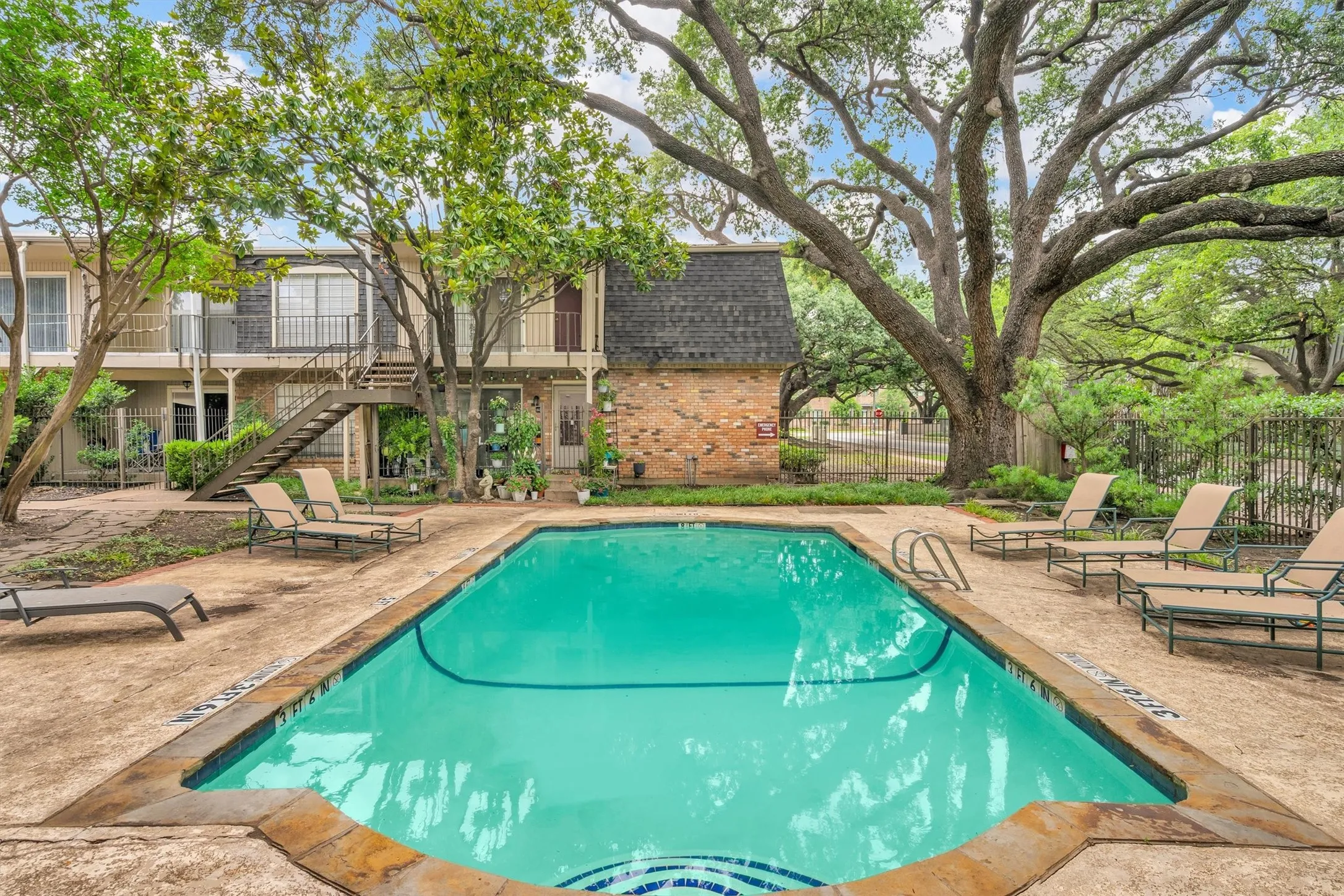 Condominium For Sale in Dallas County , 5305 Fleetwood Oaks Avenue 274, Dallas, Texas 75235, 1 Bedroom, 1 Bathroom, Garage spaces, 695 Sqft, built in 1964, mls#21176185, Real Estate Agent in Dallas, Homes For Sale in Dallas county, Homes For Sale in Dallas, Realtor in Dallas Texas, Real Estate Brokerage Independent Realty Texas, Luminita Cordes Realtor