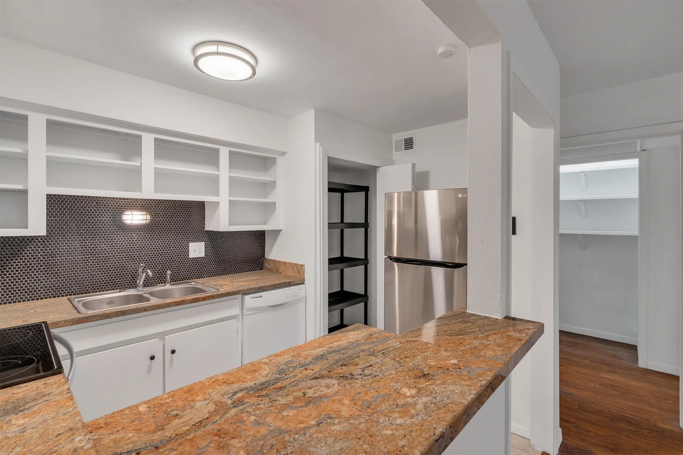 Condominium For Sale in Dallas County , 5305 Fleetwood Oaks Avenue 274, Dallas, Texas 75235, 1 Bedroom, 1 Bathroom, Garage spaces, 695 Sqft, built in 1964, mls#21176185, Real Estate Agent in Dallas, Homes For Sale in Dallas county, Homes For Sale in Dallas, Realtor in Dallas Texas, Real Estate Brokerage Independent Realty Texas, Luminita Cordes Realtor