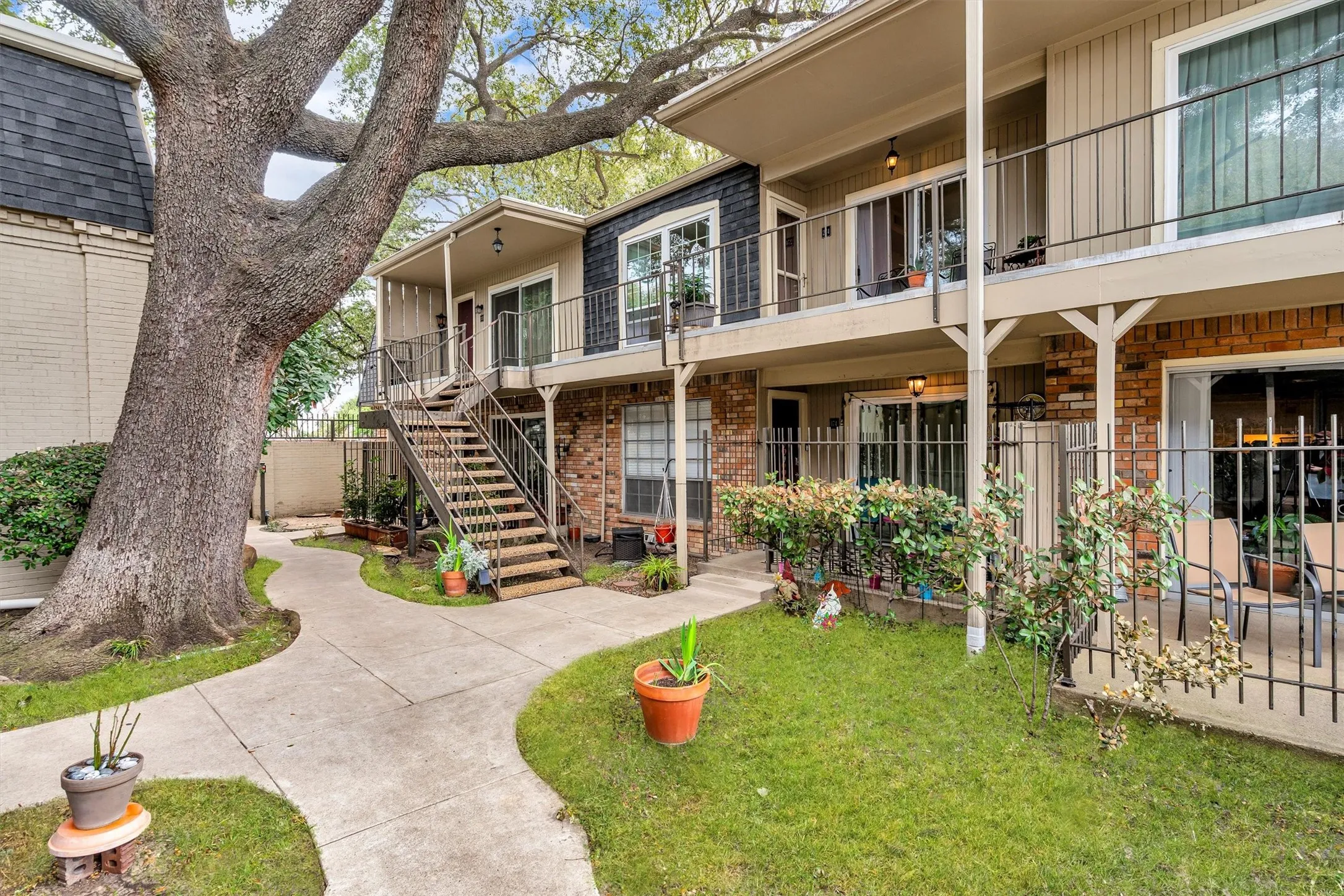 Condominium For Sale in Dallas County , 5305 Fleetwood Oaks Avenue 274, Dallas, Texas 75235, 1 Bedroom, 1 Bathroom, Garage spaces, 695 Sqft, built in 1964, mls#21176185, Real Estate Agent in Dallas, Homes For Sale in Dallas county, Homes For Sale in Dallas, Realtor in Dallas Texas, Real Estate Brokerage Independent Realty Texas, Luminita Cordes Realtor