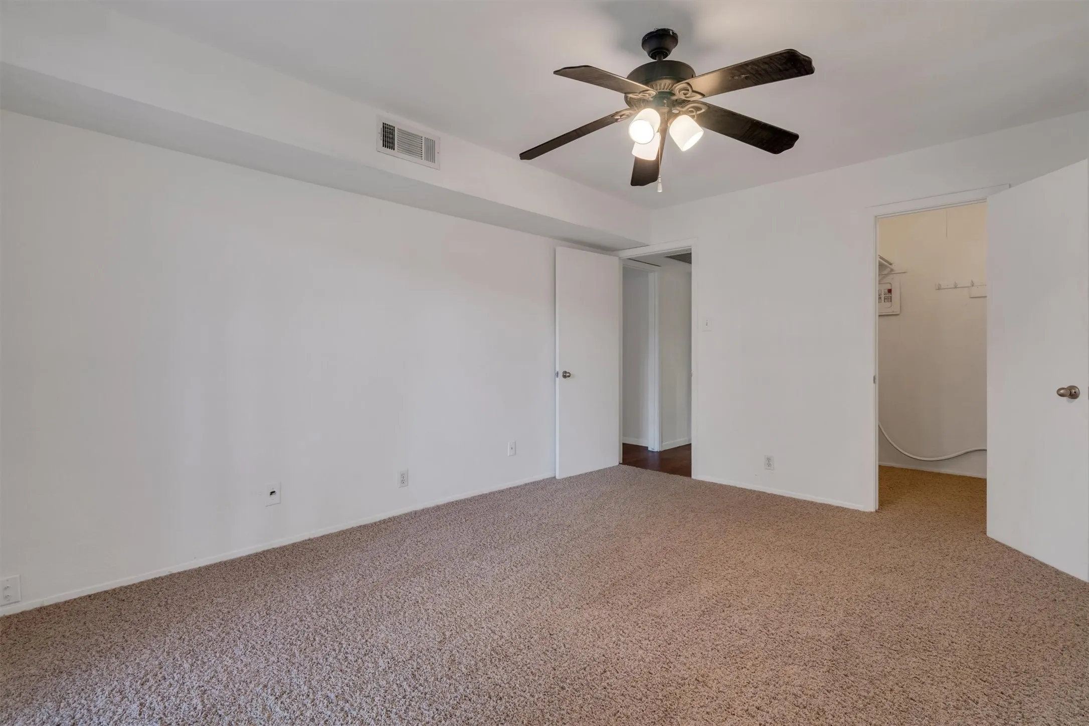 Condominium For Sale in Dallas County , 5305 Fleetwood Oaks Avenue 274, Dallas, Texas 75235, 1 Bedroom, 1 Bathroom, Garage spaces, 695 Sqft, built in 1964, mls#21176185, Real Estate Agent in Dallas, Homes For Sale in Dallas county, Homes For Sale in Dallas, Realtor in Dallas Texas, Real Estate Brokerage Independent Realty Texas, Luminita Cordes Realtor