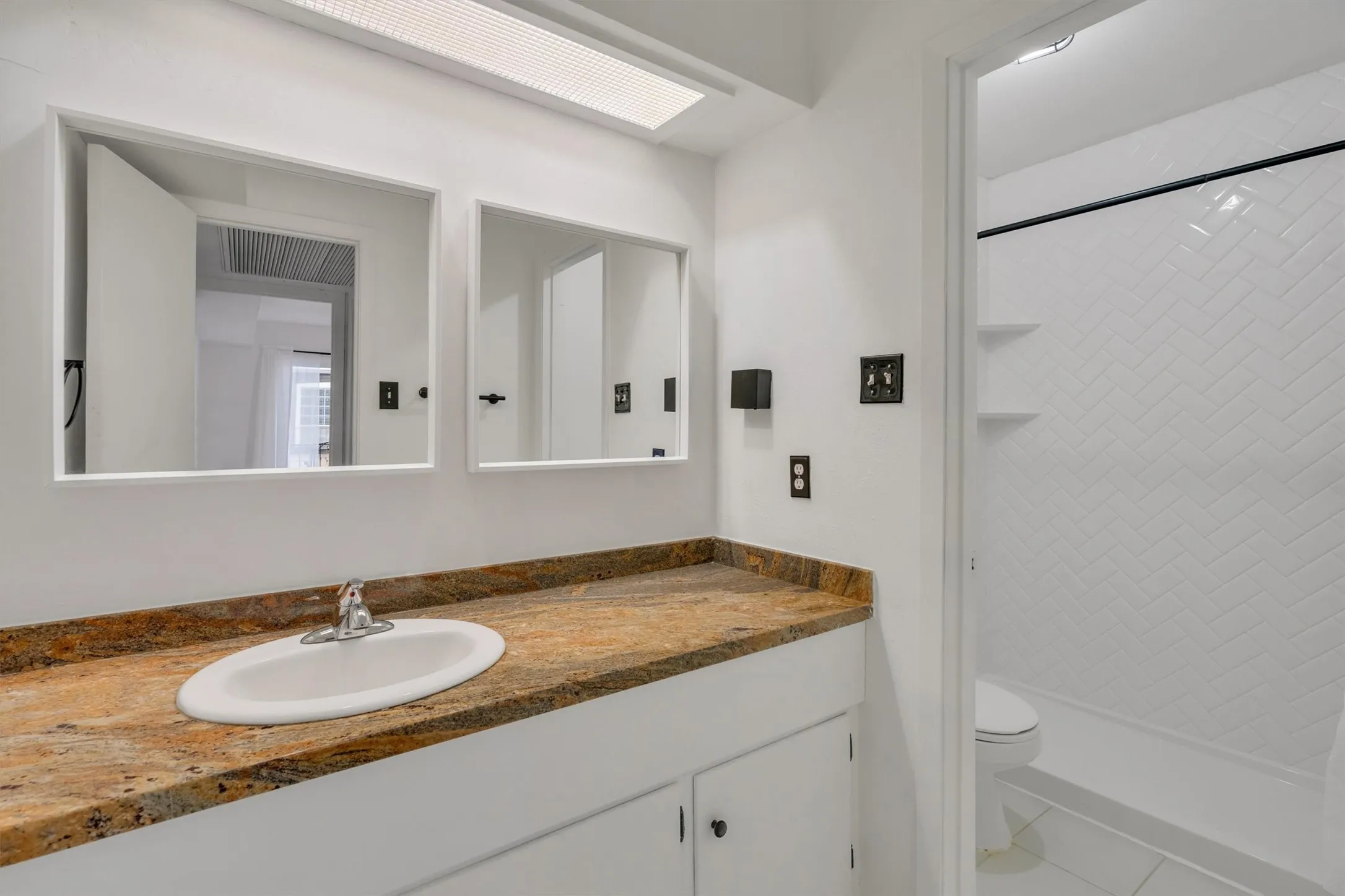 Condominium For Sale in Dallas County , 5305 Fleetwood Oaks Avenue 274, Dallas, Texas 75235, 1 Bedroom, 1 Bathroom, Garage spaces, 695 Sqft, built in 1964, mls#21176185, Real Estate Agent in Dallas, Homes For Sale in Dallas county, Homes For Sale in Dallas, Realtor in Dallas Texas, Real Estate Brokerage Independent Realty Texas, Luminita Cordes Realtor