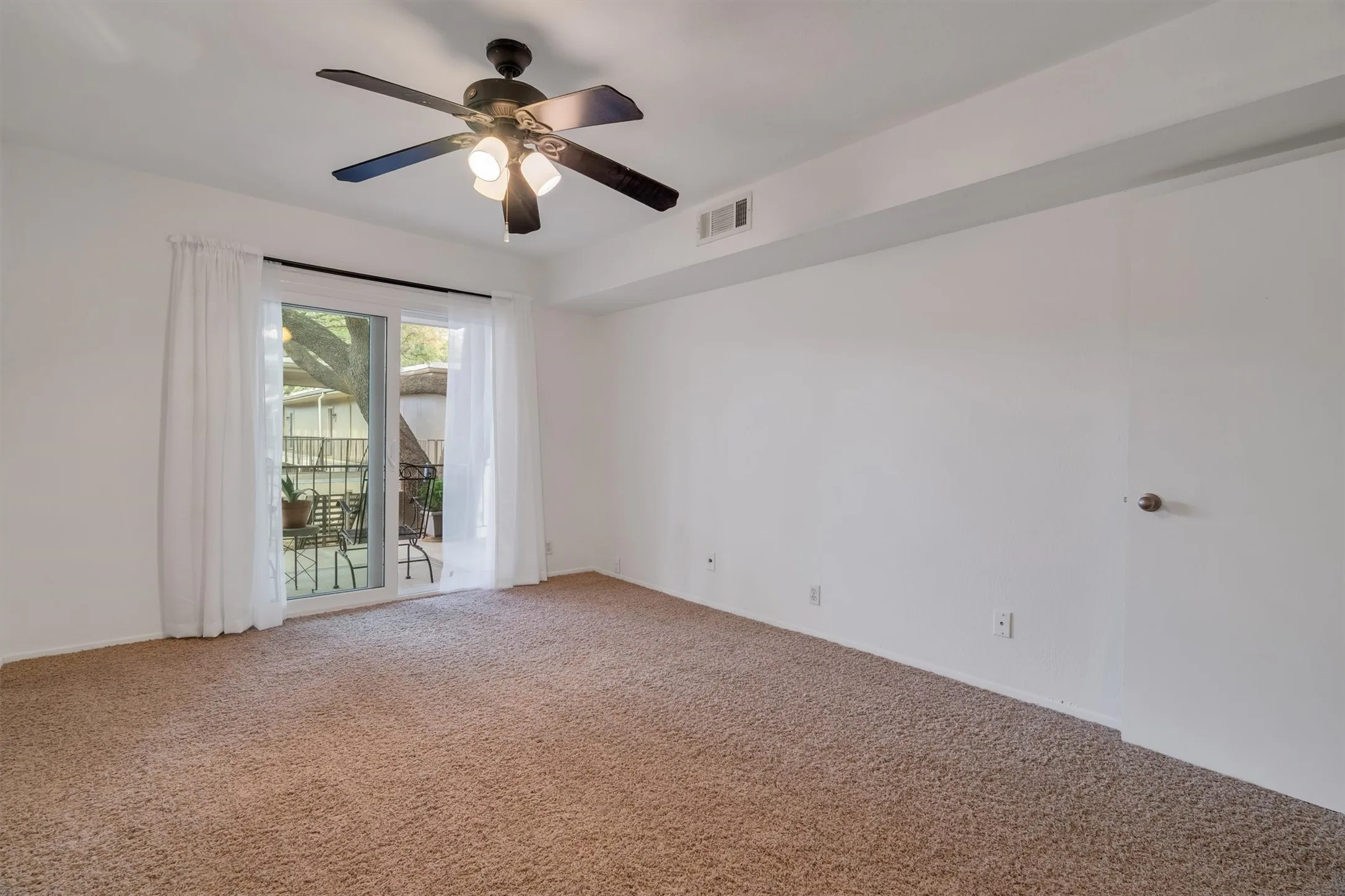 Condominium For Sale in Dallas County , 5305 Fleetwood Oaks Avenue 274, Dallas, Texas 75235, 1 Bedroom, 1 Bathroom, Garage spaces, 695 Sqft, built in 1964, mls#21176185, Real Estate Agent in Dallas, Homes For Sale in Dallas county, Homes For Sale in Dallas, Realtor in Dallas Texas, Real Estate Brokerage Independent Realty Texas, Luminita Cordes Realtor