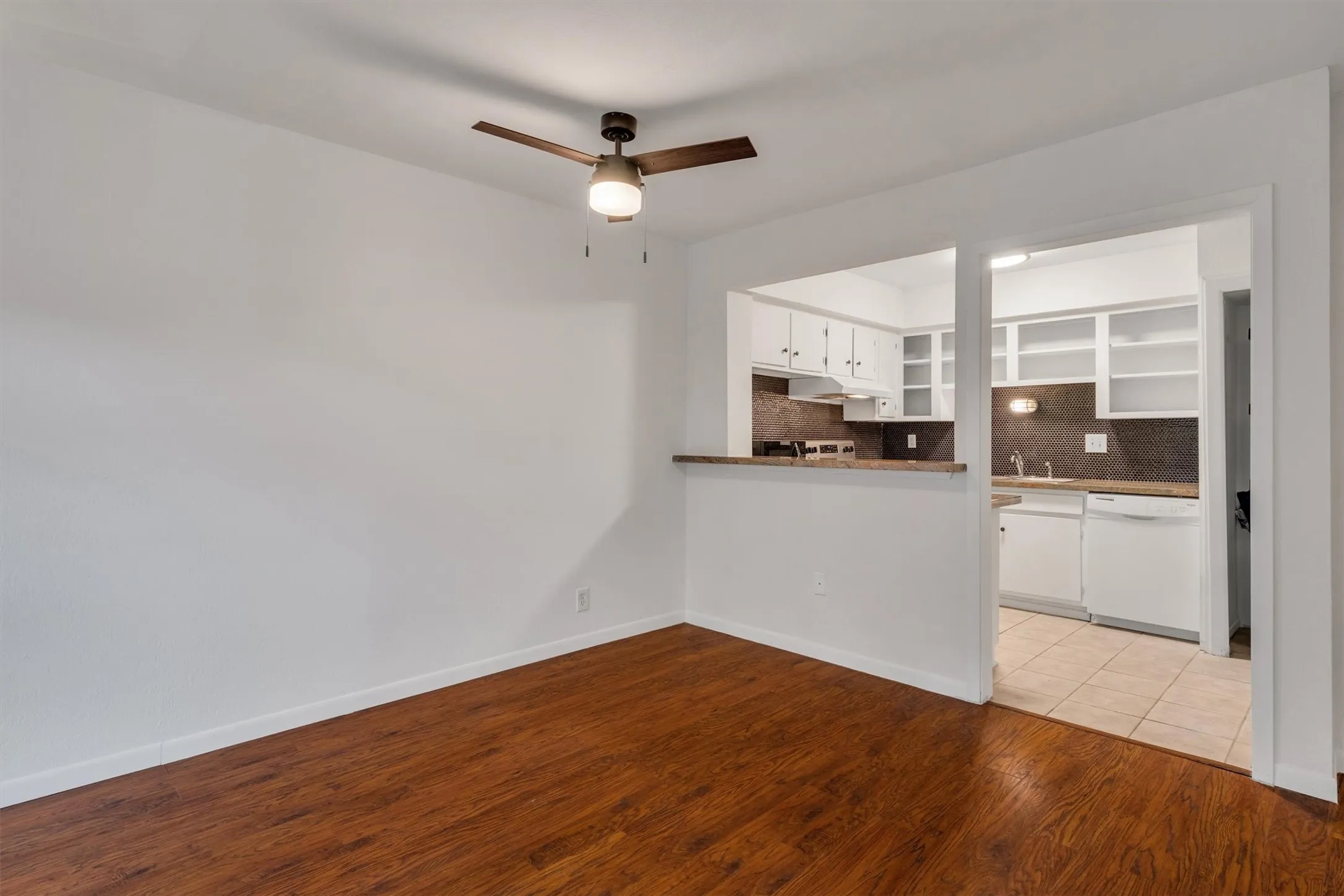 Condominium For Sale in Dallas County , 5305 Fleetwood Oaks Avenue 274, Dallas, Texas 75235, 1 Bedroom, 1 Bathroom, Garage spaces, 695 Sqft, built in 1964, mls#21176185, Real Estate Agent in Dallas, Homes For Sale in Dallas county, Homes For Sale in Dallas, Realtor in Dallas Texas, Real Estate Brokerage Independent Realty Texas, Luminita Cordes Realtor