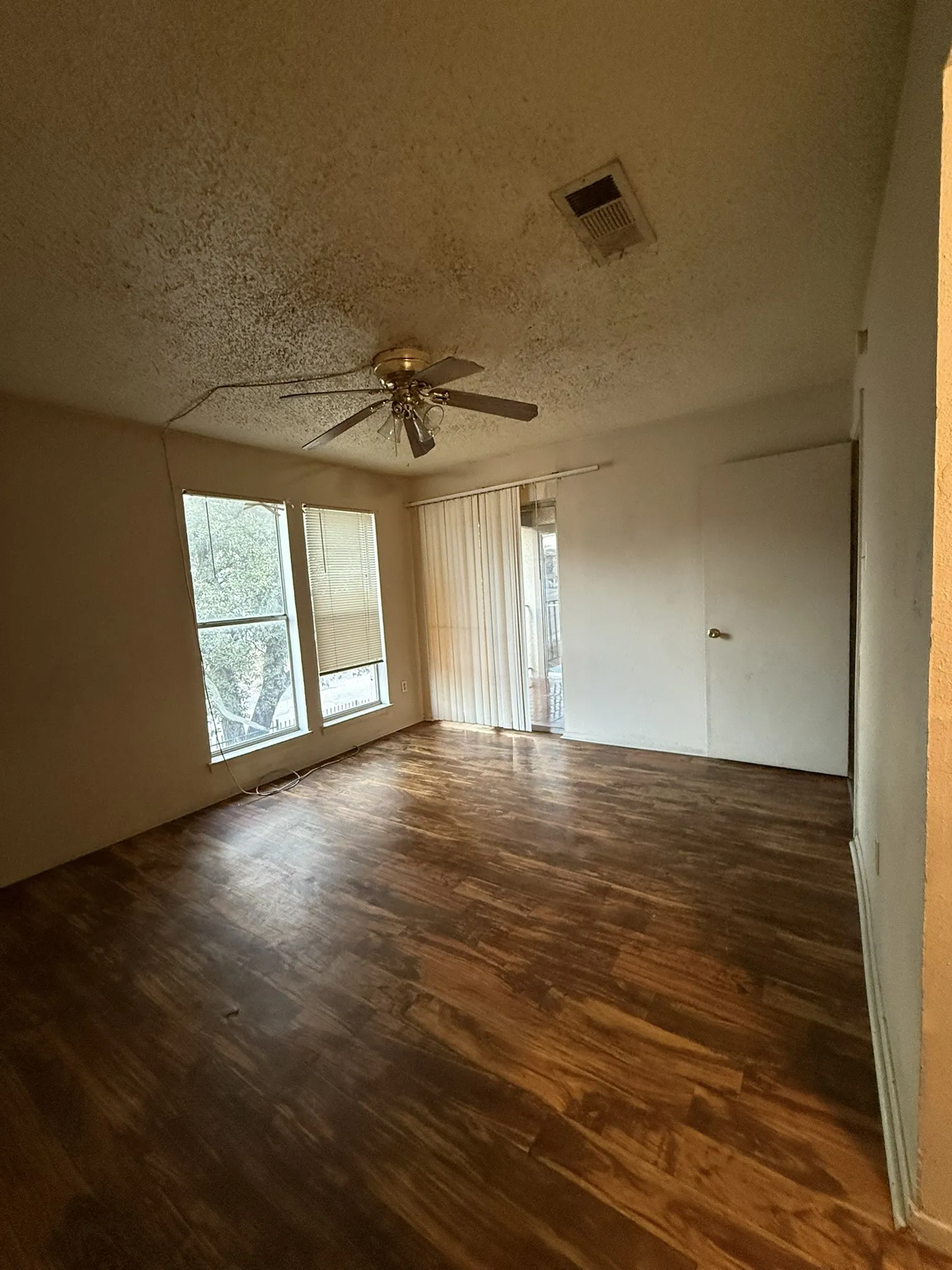 Condominium For Sale in Dallas County , 6050 Melody Lane 308, Dallas, Texas 75231, 1 Bedroom, 1 Bathroom, Garage spaces, 787 Sqft, built in 1979, mls#21178683, Real Estate Agent in Dallas, Homes For Sale in Dallas county, Homes For Sale in Dallas, Realtor in Dallas Texas, Real Estate Brokerage Independent Realty Texas, Luminita Cordes Realtor