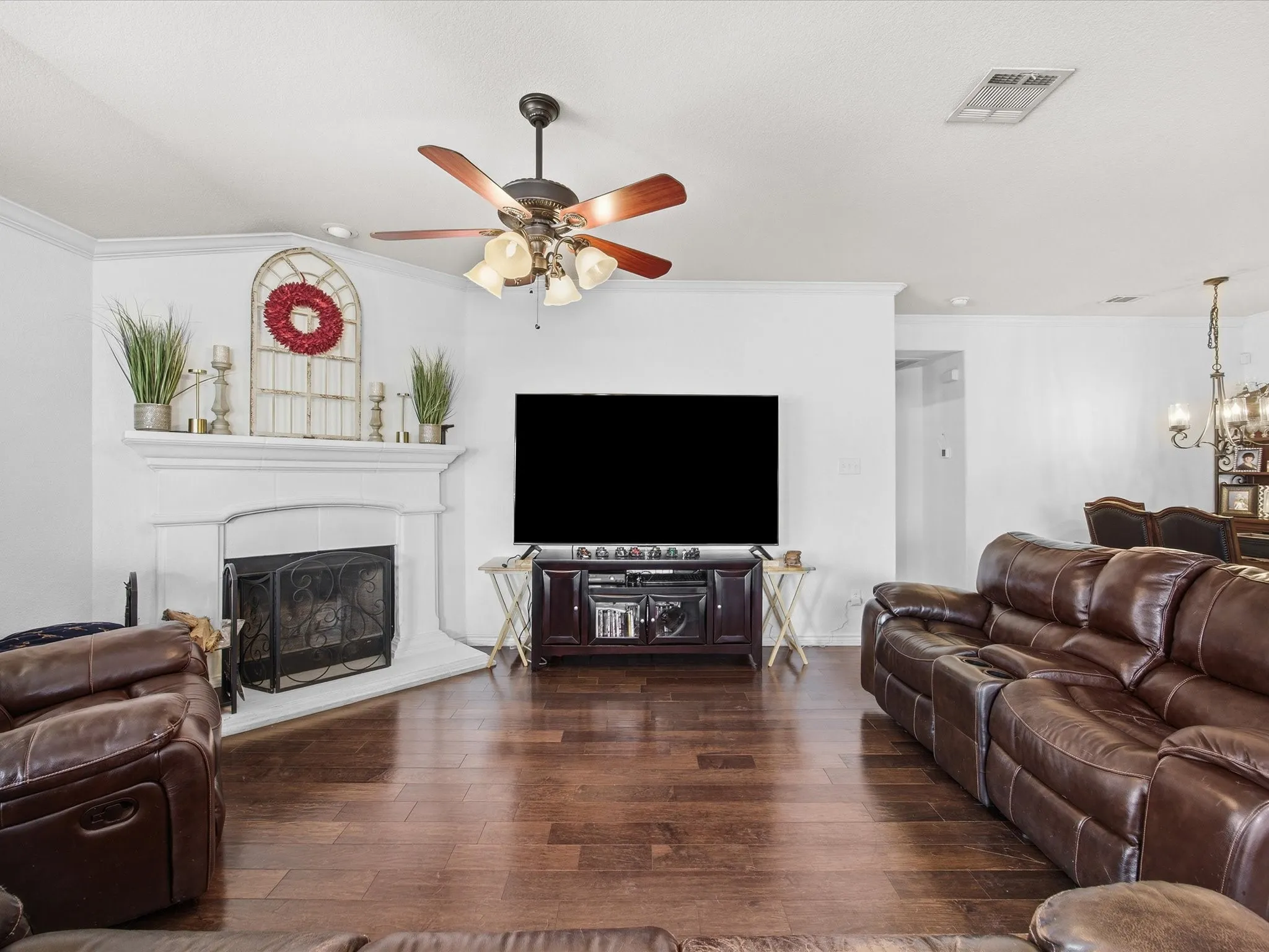 Single Family Residence For Sale in Parker County , 211 Carriage Drive, Willow Park, Texas 76087, 3 Bedroom, 2 Bathroom, 2 Garage spaces, 1,783 Sqft, built in 2007, mls#21177015, Real Estate Agent in Willow Park, Homes For Sale in Parker county, Homes For Sale in Willow Park, Realtor in Willow Park Texas, Real Estate Brokerage Independent Realty Texas, Luminita Cordes Realtor