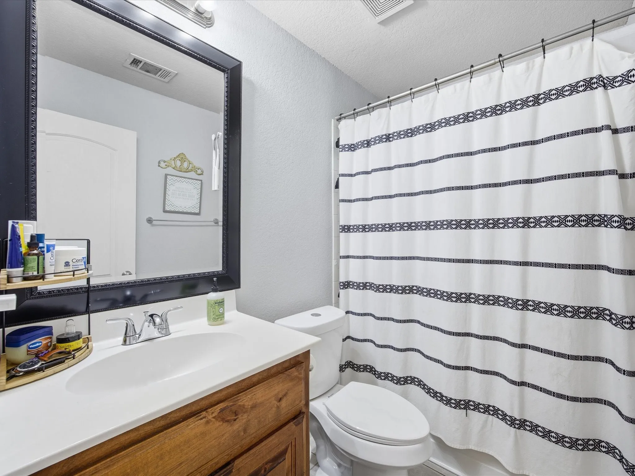 Single Family Residence For Sale in Parker County , 211 Carriage Drive, Willow Park, Texas 76087, 3 Bedroom, 2 Bathroom, 2 Garage spaces, 1,783 Sqft, built in 2007, mls#21177015, Real Estate Agent in Willow Park, Homes For Sale in Parker county, Homes For Sale in Willow Park, Realtor in Willow Park Texas, Real Estate Brokerage Independent Realty Texas, Luminita Cordes Realtor