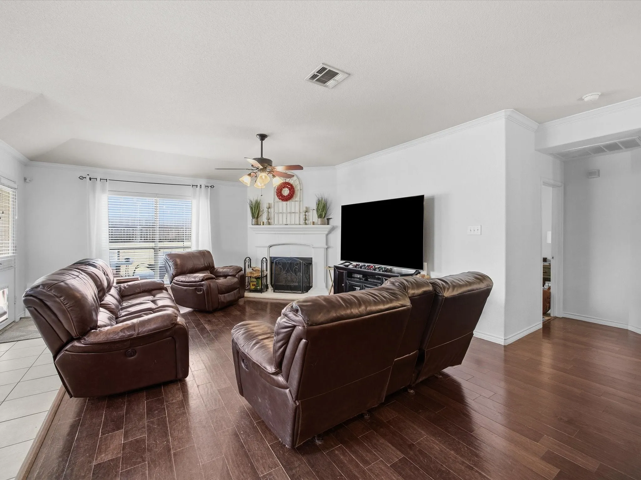 Single Family Residence For Sale in Parker County , 211 Carriage Drive, Willow Park, Texas 76087, 3 Bedroom, 2 Bathroom, 2 Garage spaces, 1,783 Sqft, built in 2007, mls#21177015, Real Estate Agent in Willow Park, Homes For Sale in Parker county, Homes For Sale in Willow Park, Realtor in Willow Park Texas, Real Estate Brokerage Independent Realty Texas, Luminita Cordes Realtor