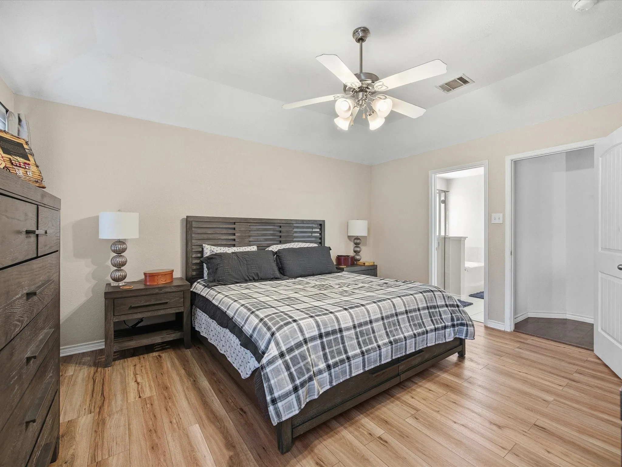 Single Family Residence For Sale in Parker County , 211 Carriage Drive, Willow Park, Texas 76087, 3 Bedroom, 2 Bathroom, 2 Garage spaces, 1,783 Sqft, built in 2007, mls#21177015, Real Estate Agent in Willow Park, Homes For Sale in Parker county, Homes For Sale in Willow Park, Realtor in Willow Park Texas, Real Estate Brokerage Independent Realty Texas, Luminita Cordes Realtor