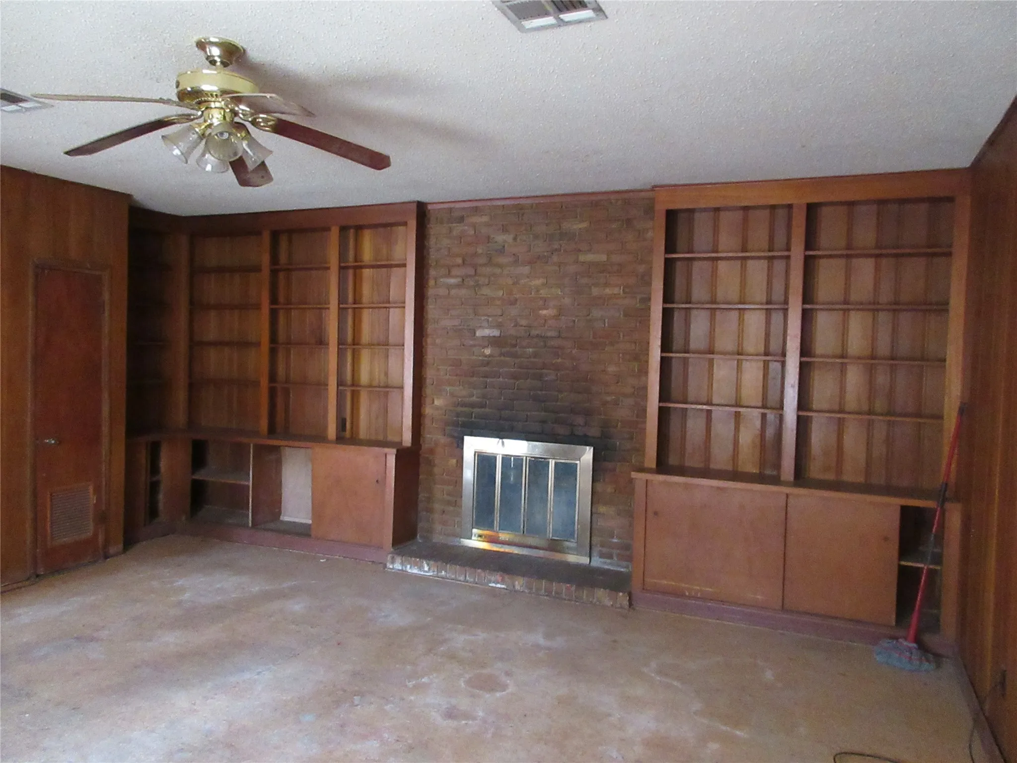 Single Family Residence For Sale in Falls County , 916 Ward, Marlin, Texas 76661, 3 Bedroom, 2 Bathroom, Garage spaces, 1,835 Sqft, built in 1950, Unknown, mls#21177818, Real Estate Agent in Marlin, Homes For Sale in Falls county, Homes For Sale in Marlin, Realtor in Marlin Texas, Real Estate Brokerage Independent Realty Texas, Luminita Cordes Realtor