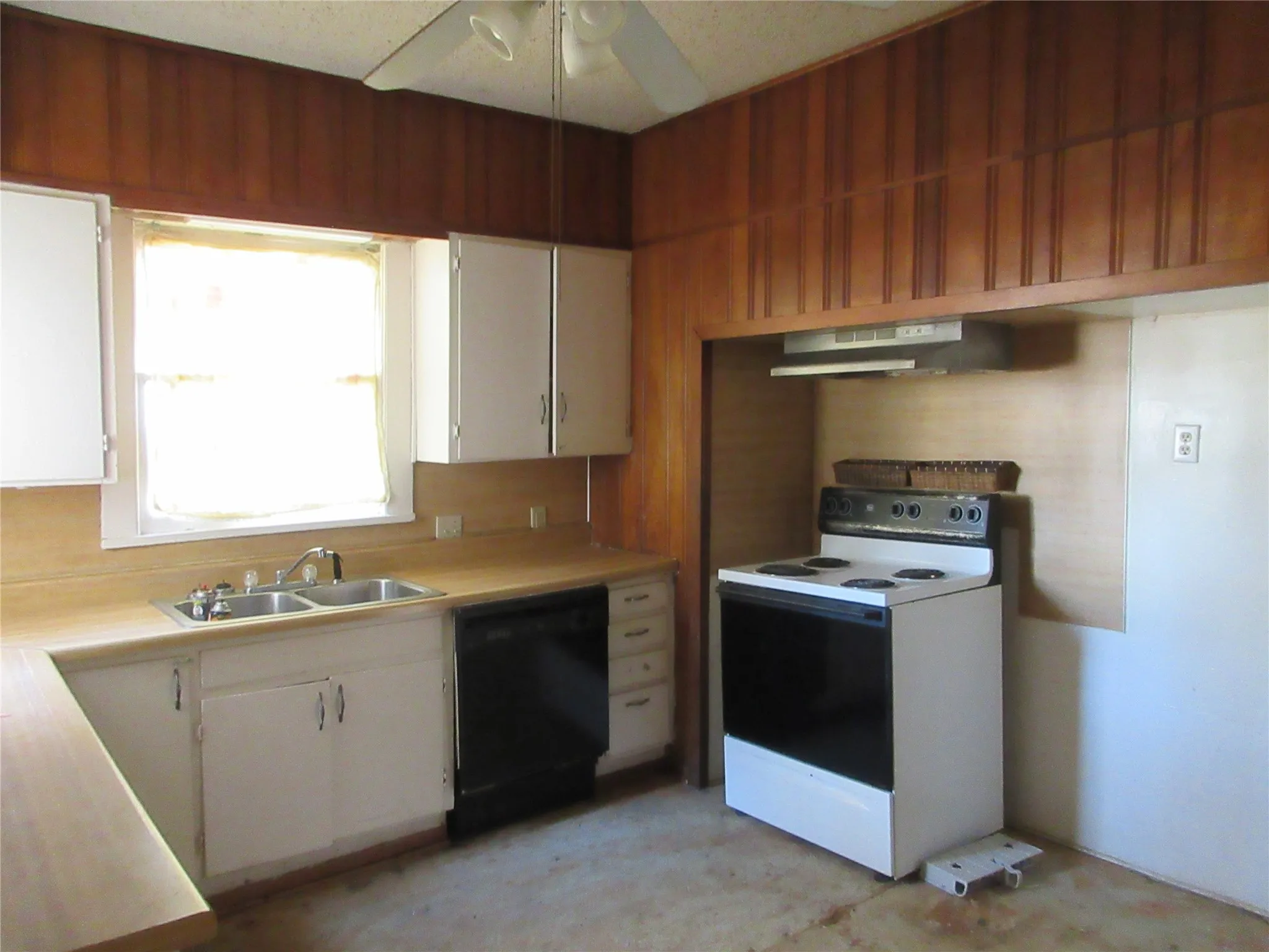 Single Family Residence For Sale in Falls County , 916 Ward, Marlin, Texas 76661, 3 Bedroom, 2 Bathroom, Garage spaces, 1,835 Sqft, built in 1950, Unknown, mls#21177818, Real Estate Agent in Marlin, Homes For Sale in Falls county, Homes For Sale in Marlin, Realtor in Marlin Texas, Real Estate Brokerage Independent Realty Texas, Luminita Cordes Realtor