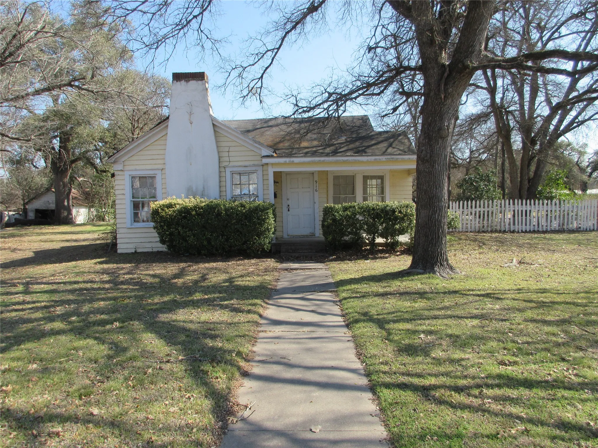 Single Family Residence For Sale in Falls County , 916 Ward, Marlin, Texas 76661, 3 Bedroom, 2 Bathroom, Garage spaces, 1,835 Sqft, built in 1950, Unknown, mls#21177818, Real Estate Agent in Marlin, Homes For Sale in Falls county, Homes For Sale in Marlin, Realtor in Marlin Texas, Real Estate Brokerage Independent Realty Texas, Luminita Cordes Realtor