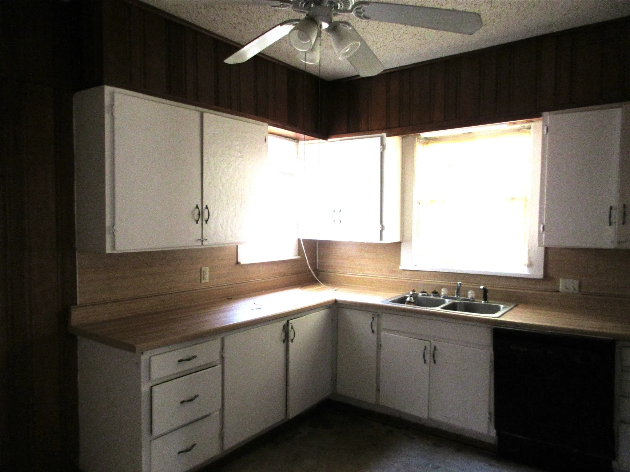 Single Family Residence For Sale in Falls County , 916 Ward, Marlin, Texas 76661, 3 Bedroom, 2 Bathroom, Garage spaces, 1,835 Sqft, built in 1950, Unknown, mls#21177818, Real Estate Agent in Marlin, Homes For Sale in Falls county, Homes For Sale in Marlin, Realtor in Marlin Texas, Real Estate Brokerage Independent Realty Texas, Luminita Cordes Realtor