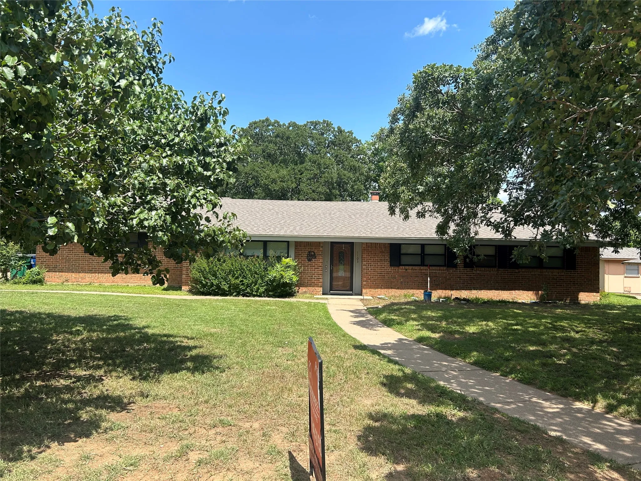 Single Family Residence For Sale in Young County , 1103 Rolling Hills Drive S, Graham, Texas 76450, 4 Bedroom, 3 Bathroom, Garage spaces, 2,339 Sqft, built in 1965, mls#21178926, Real Estate Agent in Graham, Homes For Sale in Young county, Homes For Sale in Graham, Realtor in Graham Texas, Real Estate Brokerage Independent Realty Texas, Luminita Cordes Realtor