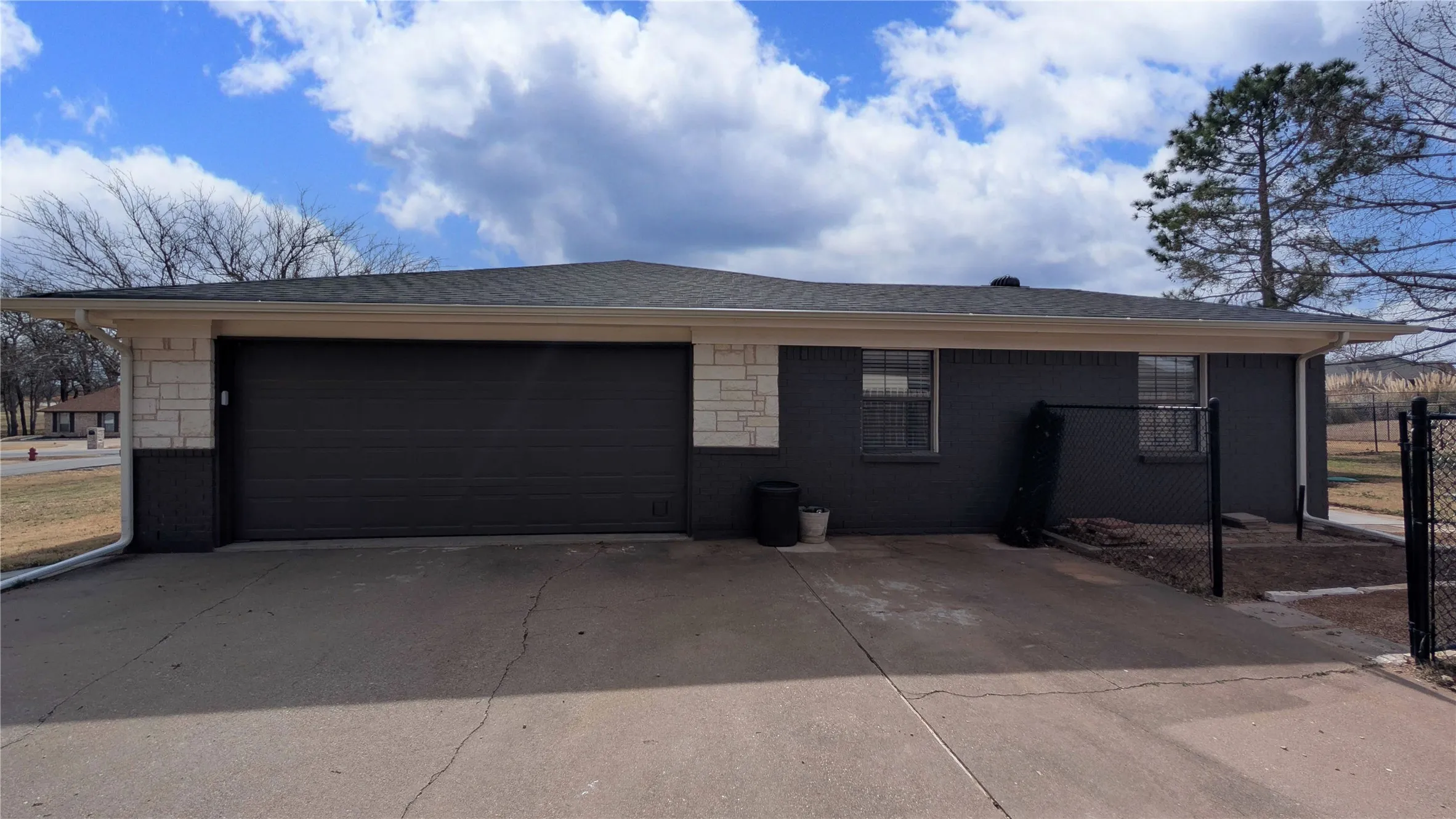 Single Family Residence For Sale in Hood County , 6920 Westover Drive, Granbury, Texas 76049, 5 Bedroom, 3 Bathroom, 2 Garage spaces, 2,668 Sqft, built in 1974, Preowned, mls#21178799, Real Estate Agent in Granbury, Homes For Sale in Hood county, Homes For Sale in Granbury, Realtor in Granbury Texas, Real Estate Brokerage Independent Realty Texas, Luminita Cordes Realtor