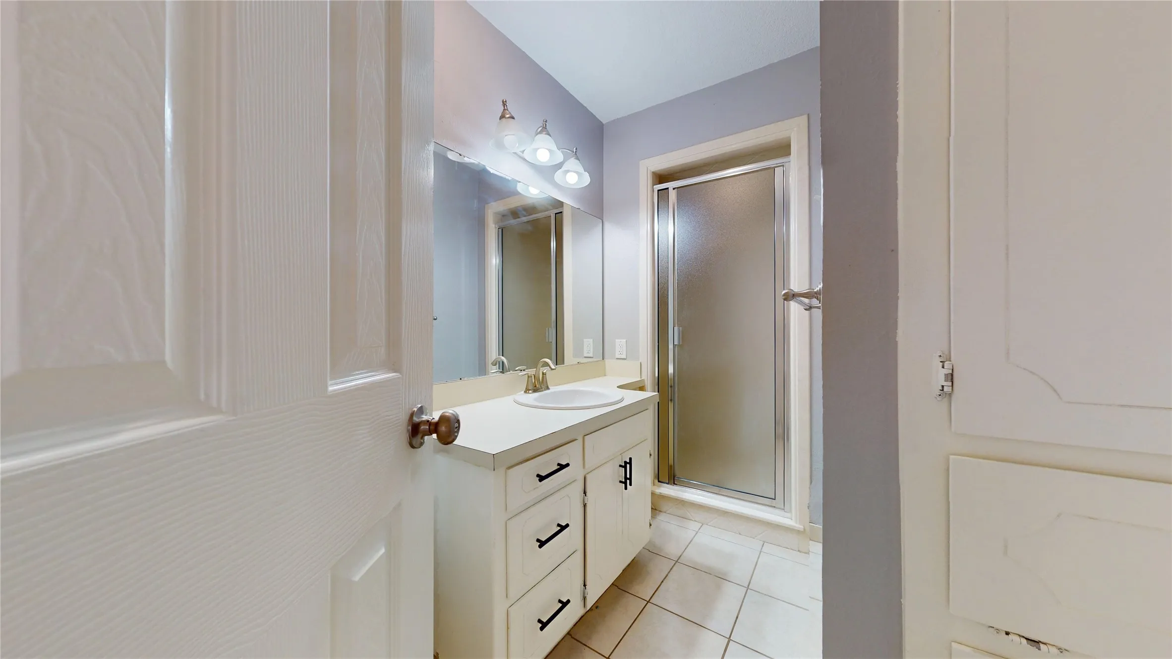 Single Family Residence For Sale in Hood County , 6920 Westover Drive, Granbury, Texas 76049, 5 Bedroom, 3 Bathroom, 2 Garage spaces, 2,668 Sqft, built in 1974, Preowned, mls#21178799, Real Estate Agent in Granbury, Homes For Sale in Hood county, Homes For Sale in Granbury, Realtor in Granbury Texas, Real Estate Brokerage Independent Realty Texas, Luminita Cordes Realtor